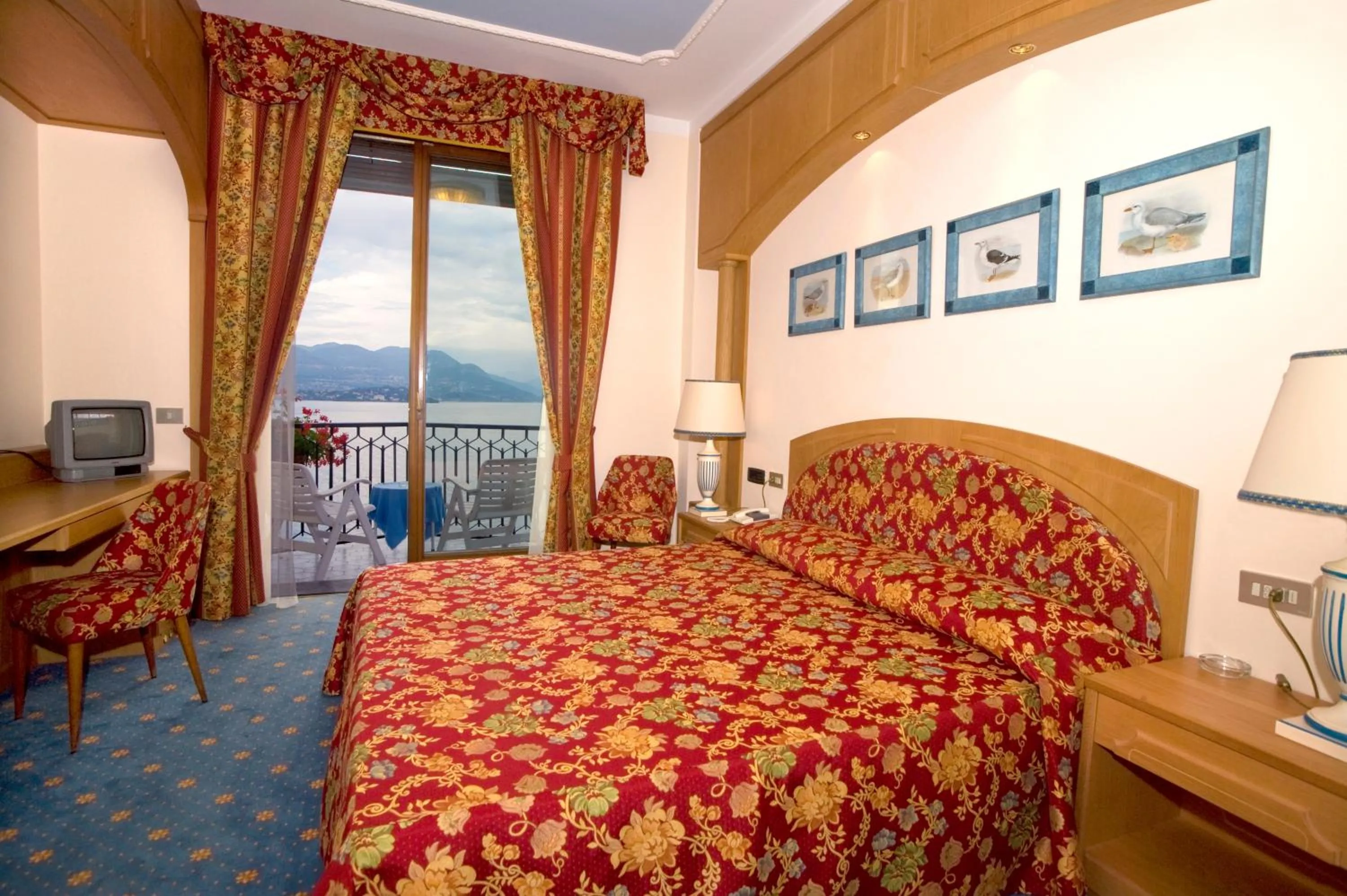 View (from property/room), Bed in Hotel Astoria