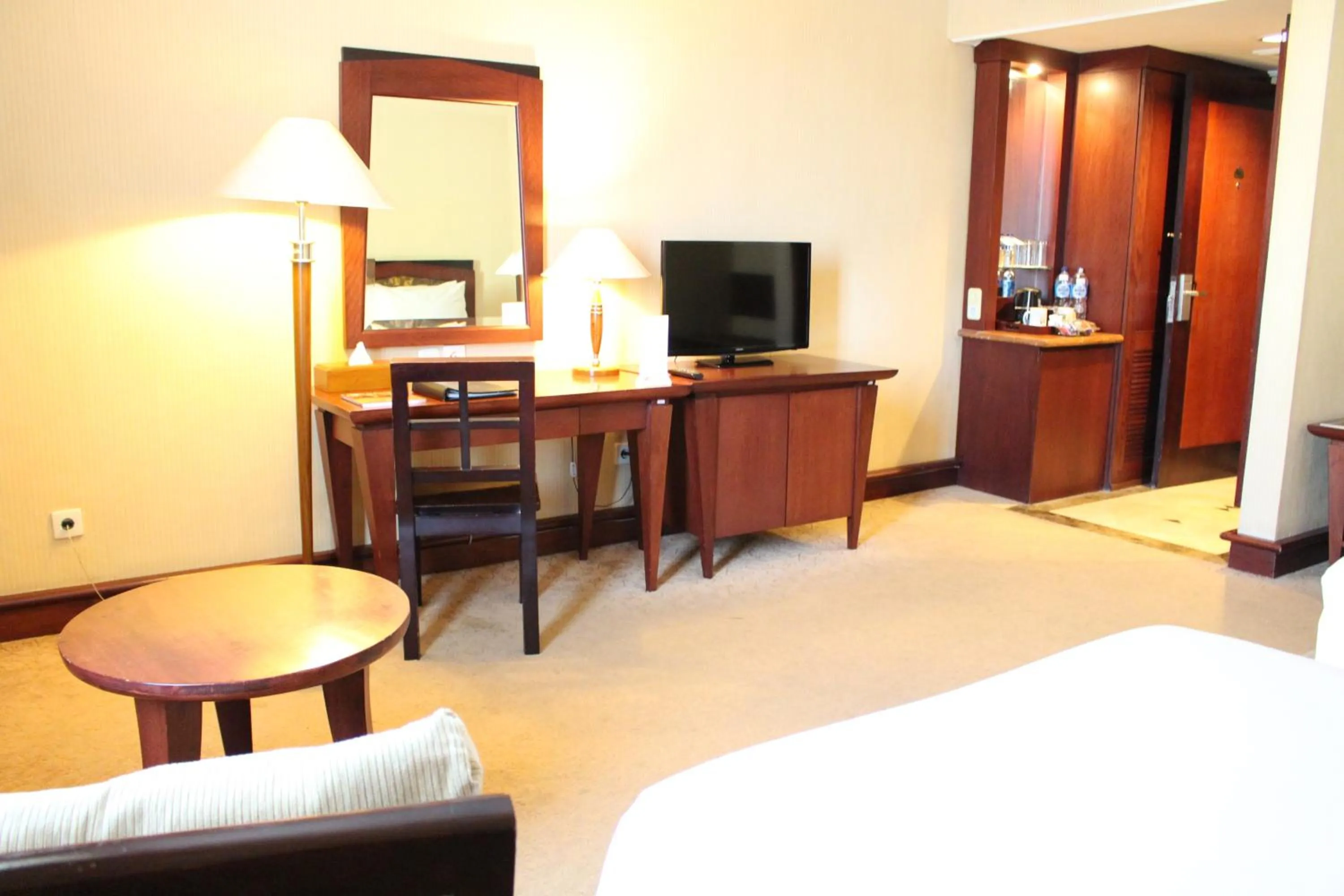 Bedroom, Bed in Swiss-Belhotel Tarakan