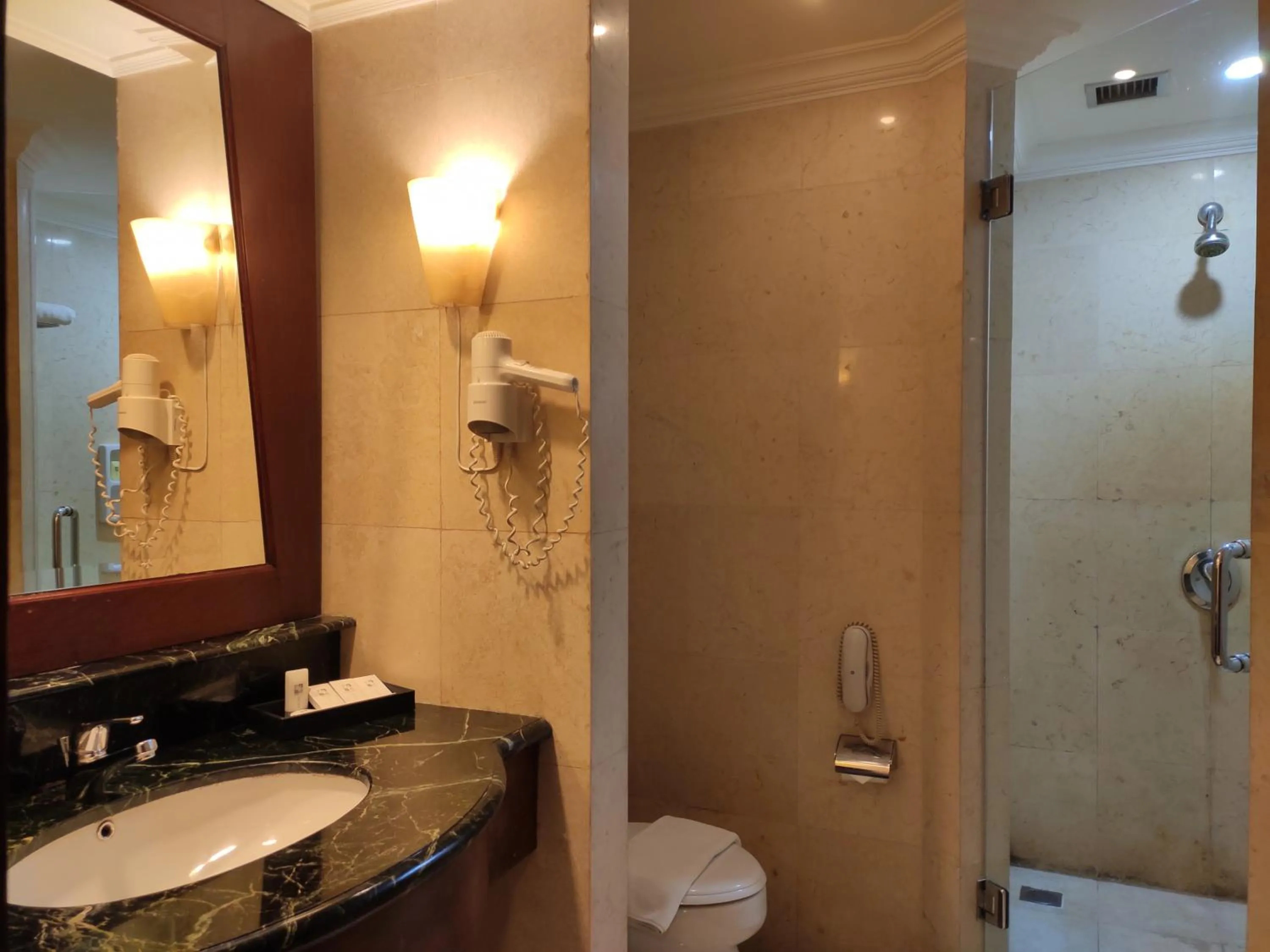 Shower in Swiss-Belhotel Tarakan