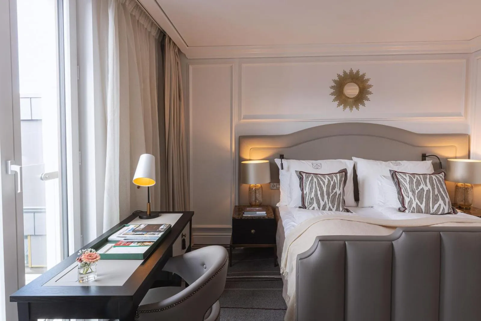 Bedroom, Bed in Britannia Hotel