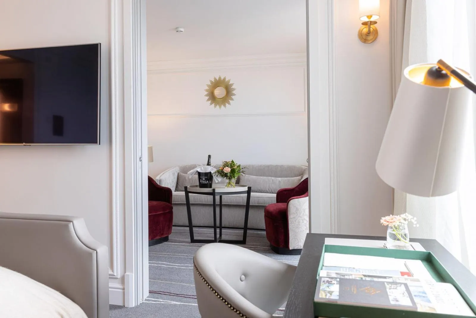 Living room, Bed in Britannia Hotel