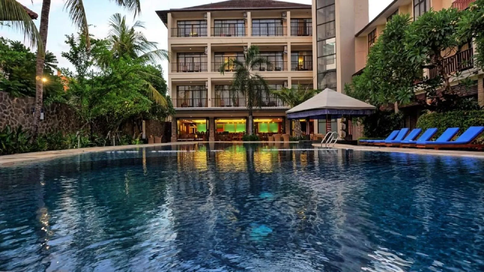 Swimming pool in Best Western Resort Kuta