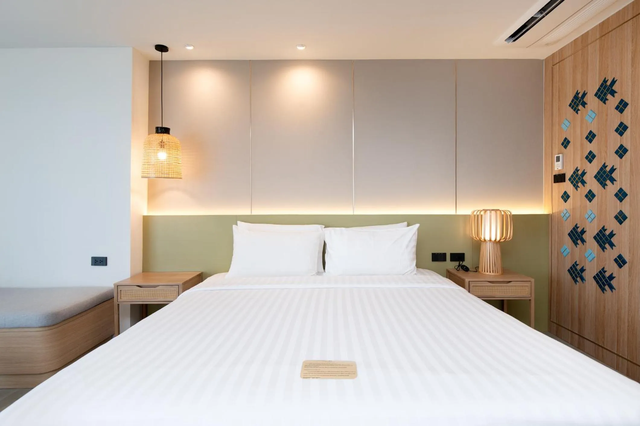 Bedroom, Bed in Jomtien Thani Hotel