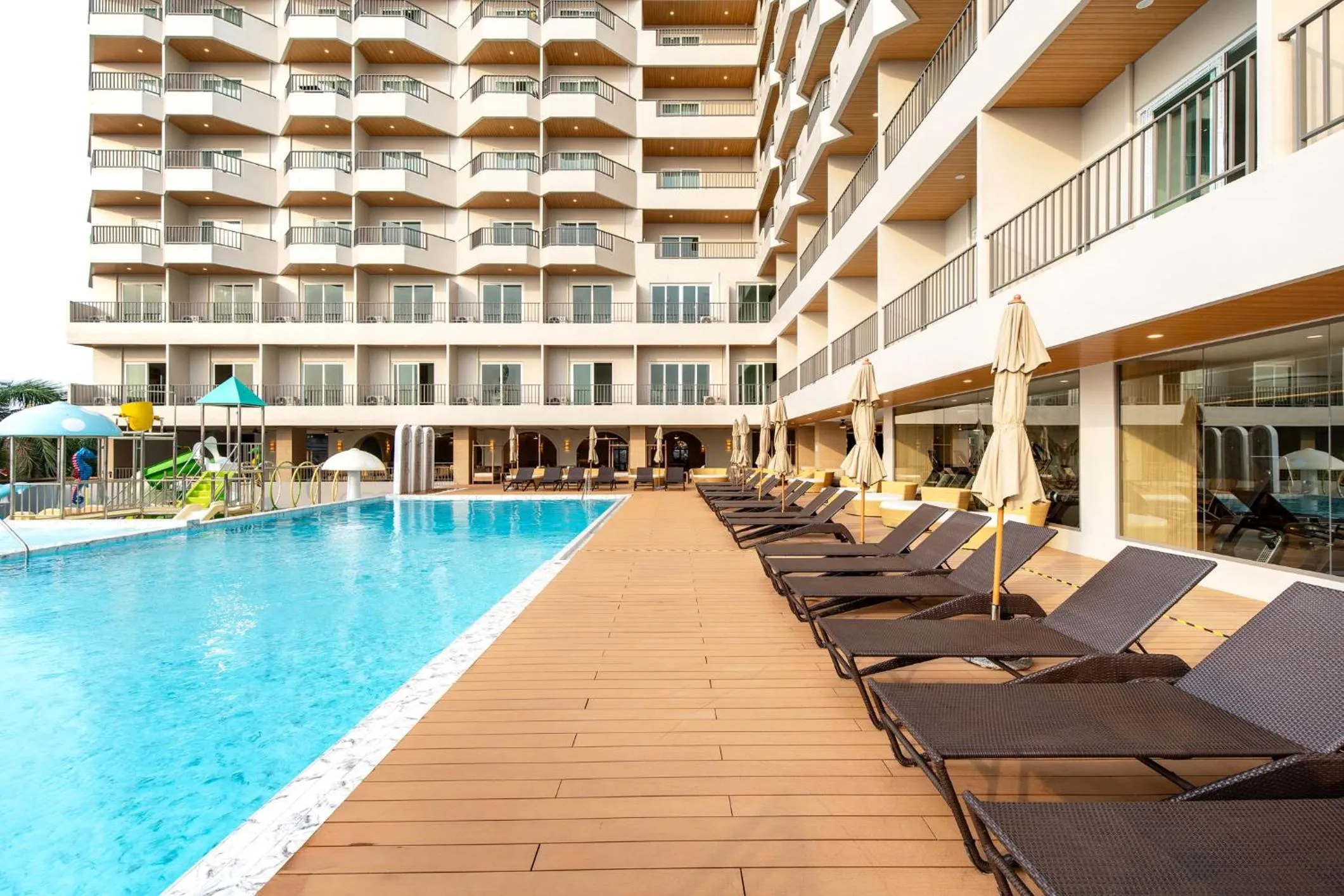 Swimming pool in Jomtien Thani Hotel