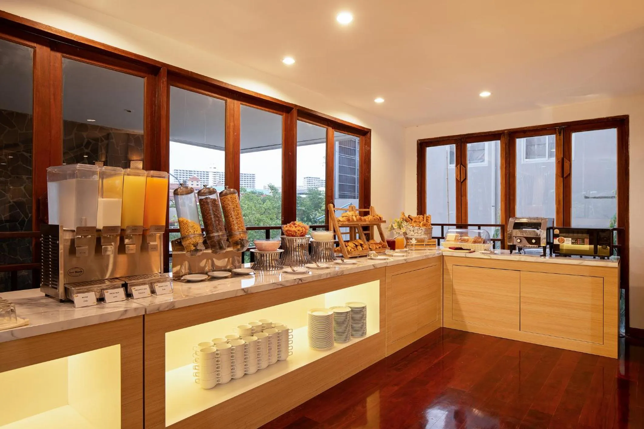 Food and drinks in Jomtien Thani Hotel