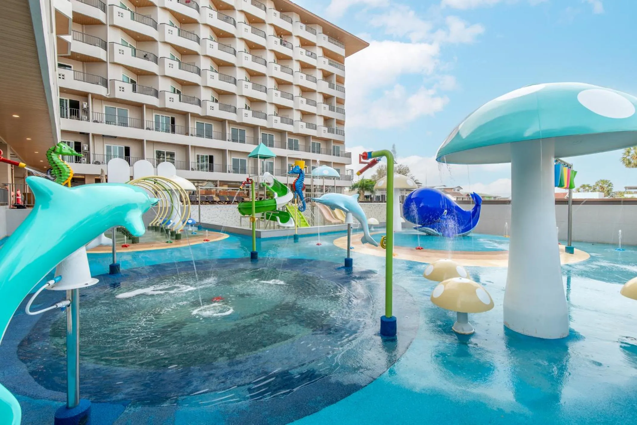 Swimming pool in Jomtien Thani Hotel
