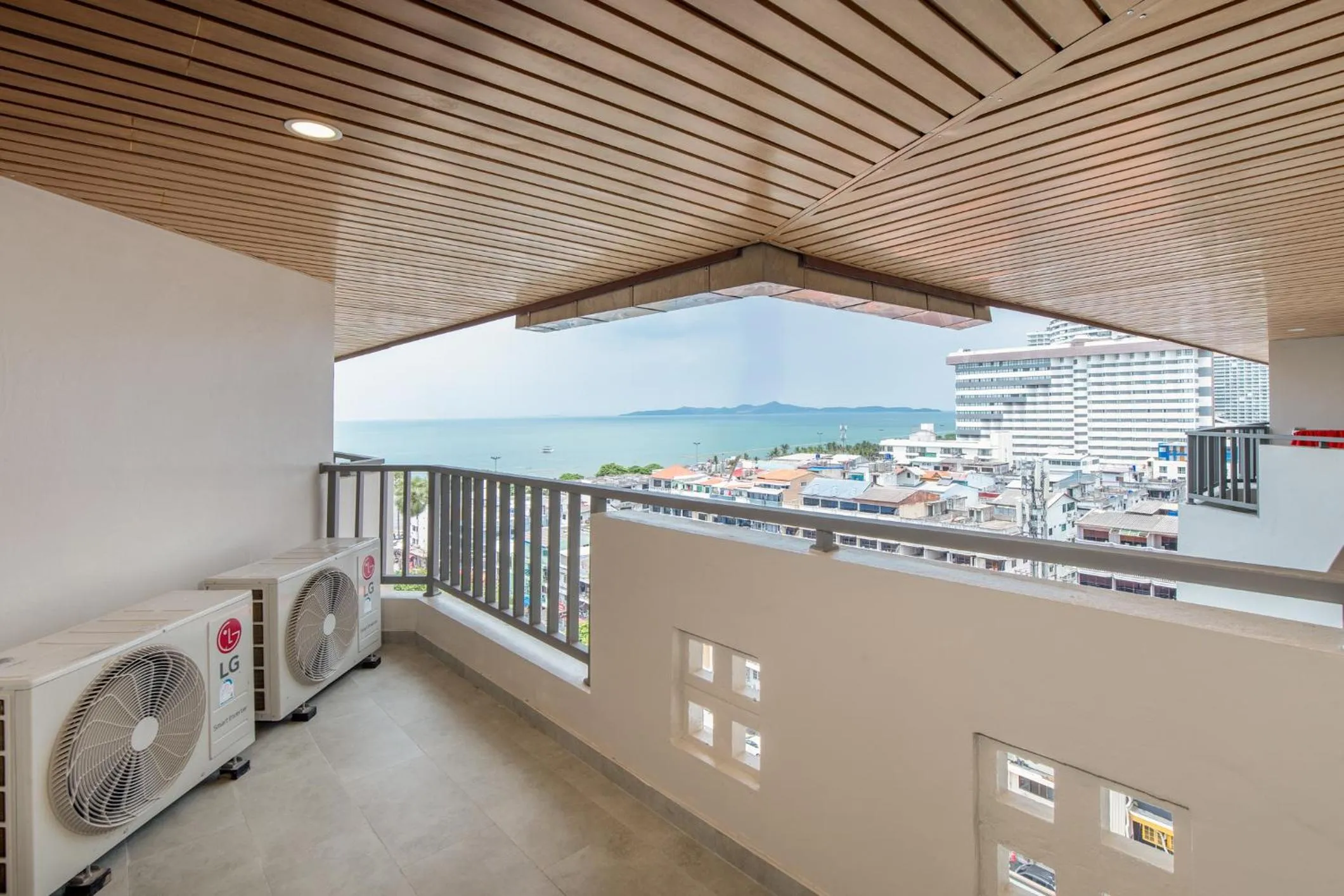 Balcony/Terrace in Jomtien Thani Hotel