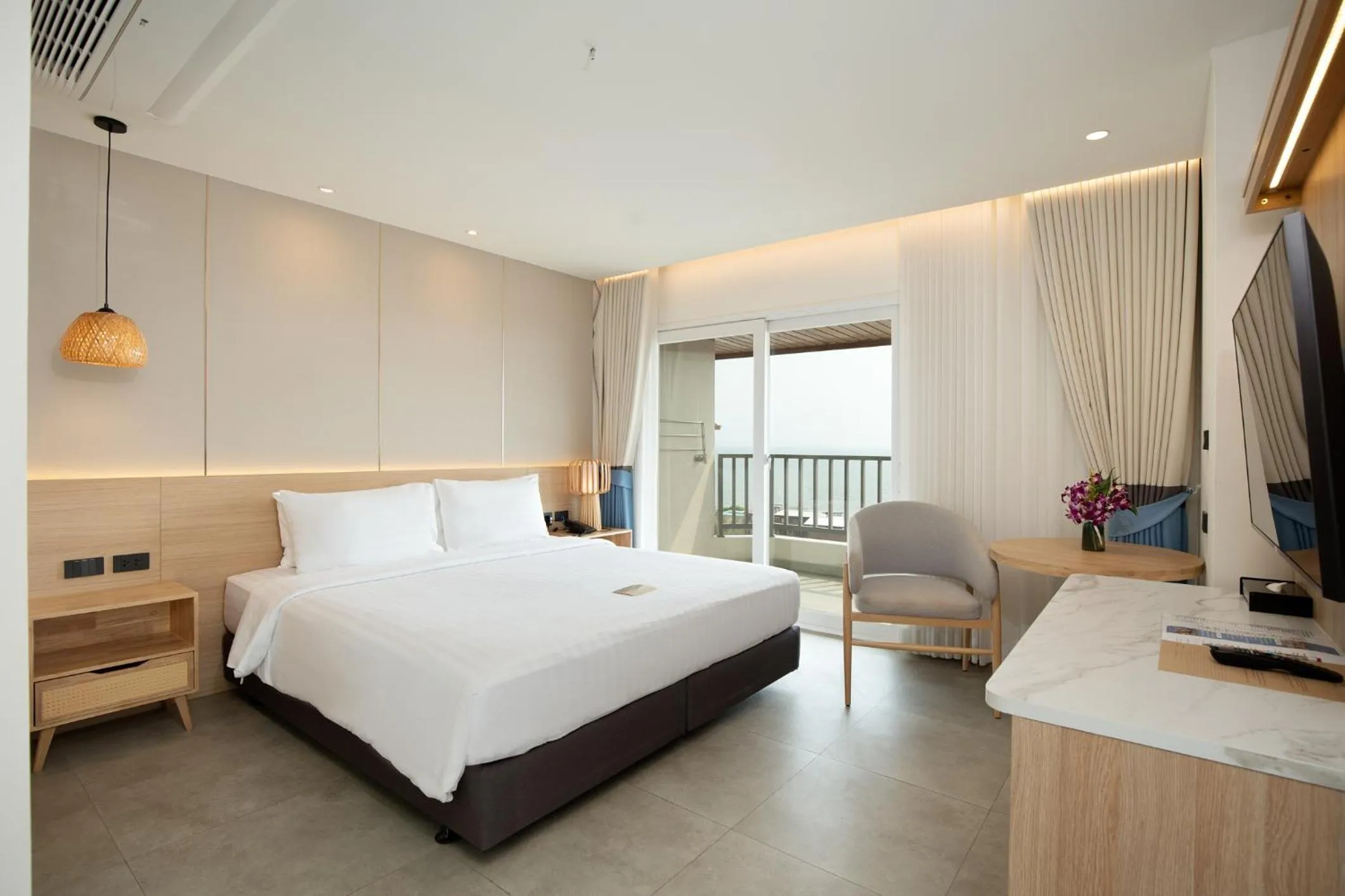 Bedroom, Bed in Jomtien Thani Hotel