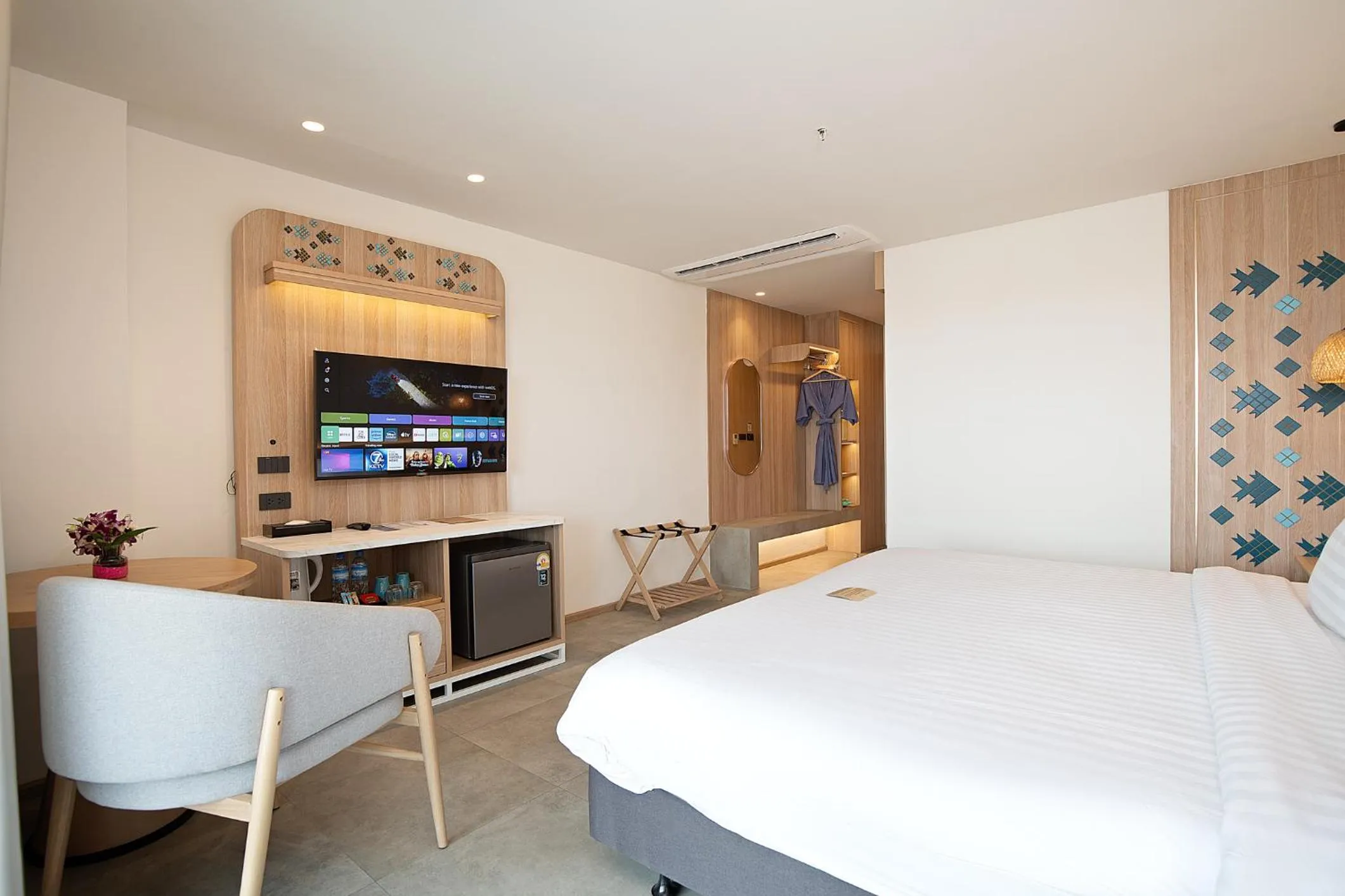 Photo of the whole room, Bed in Jomtien Thani Hotel