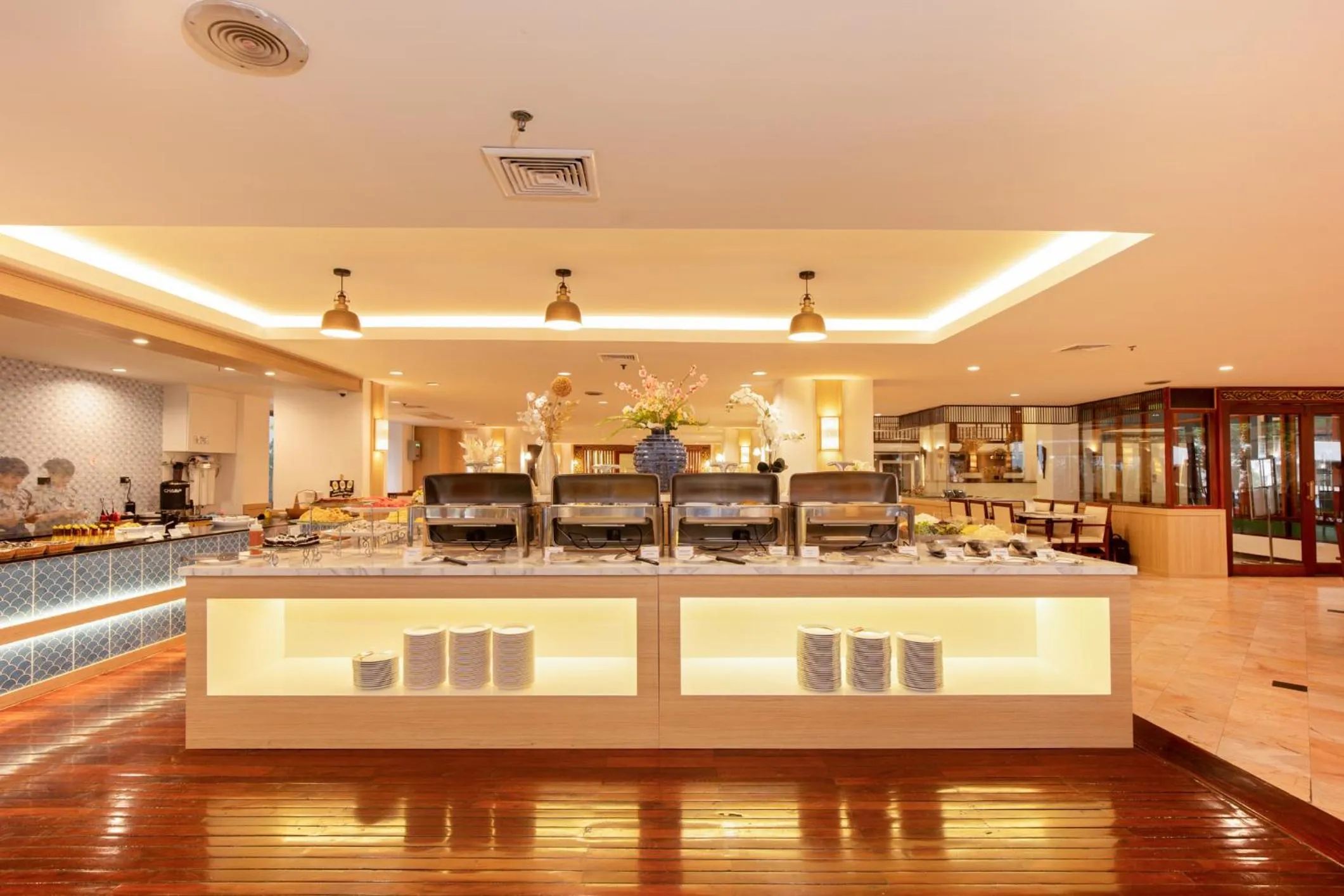 Buffet breakfast in Jomtien Thani Hotel