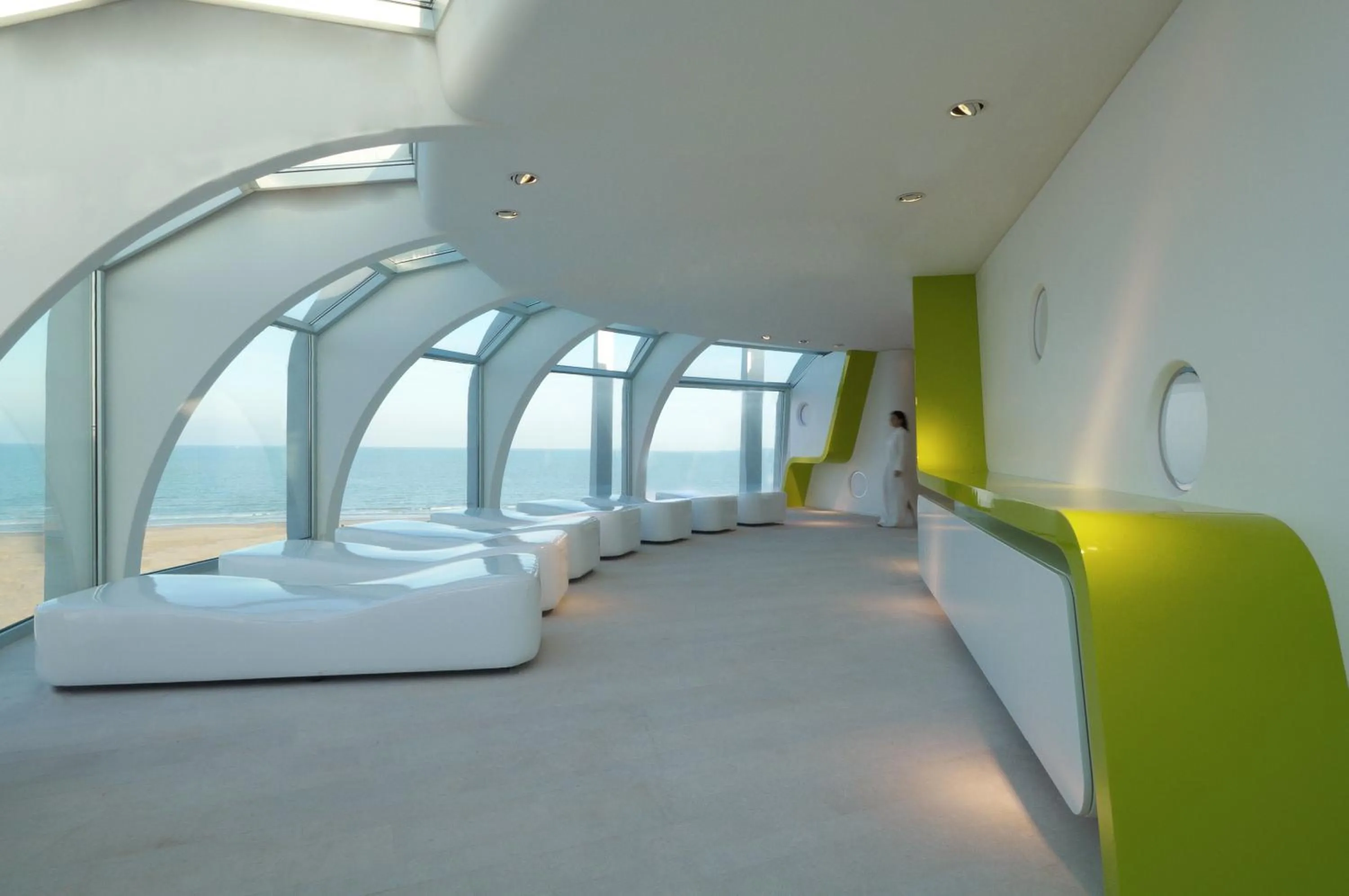 Hot Tub, Bed in i-Suite Hotel