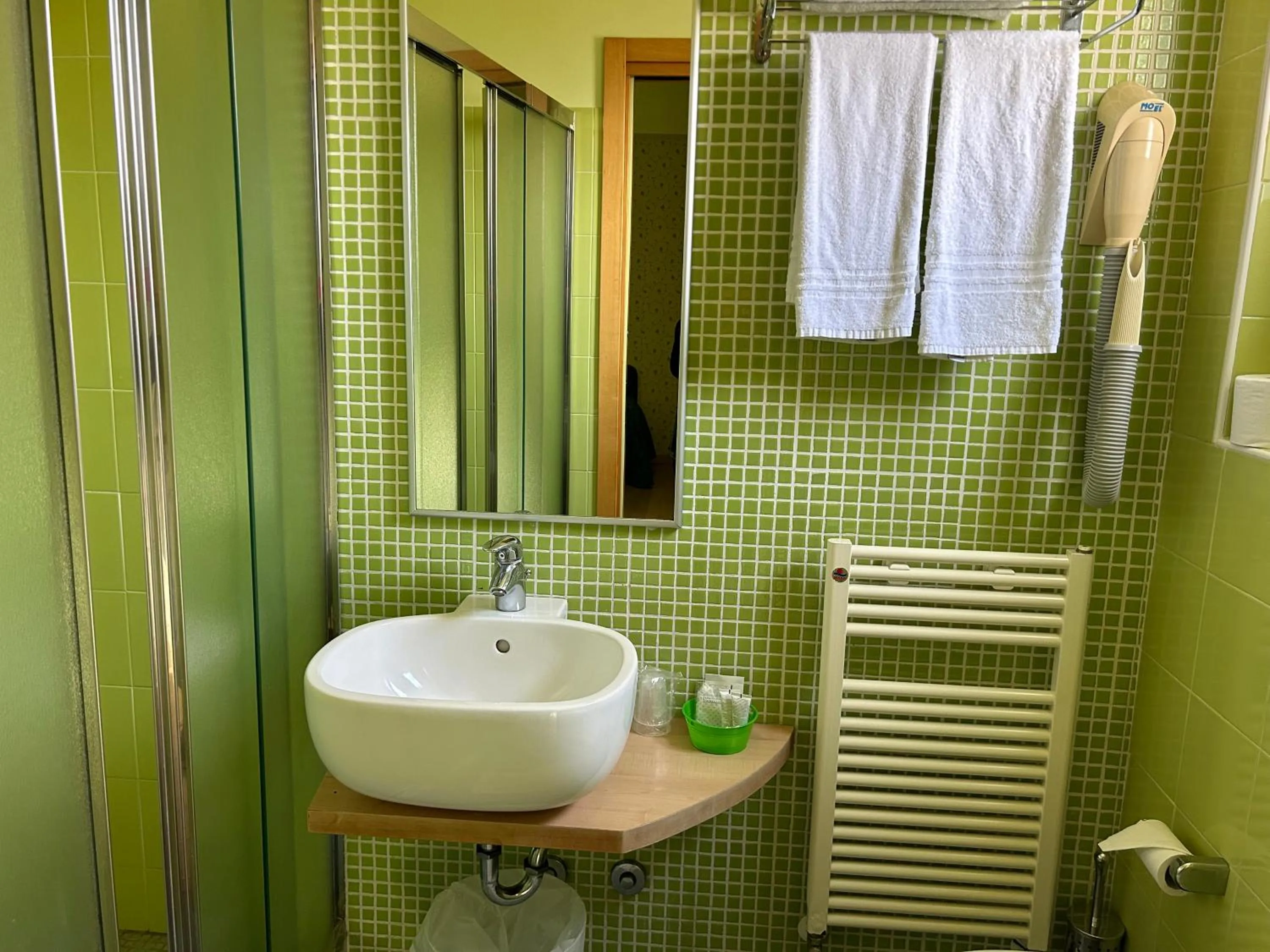 Shower in Hotel Perla - The storyhoteller