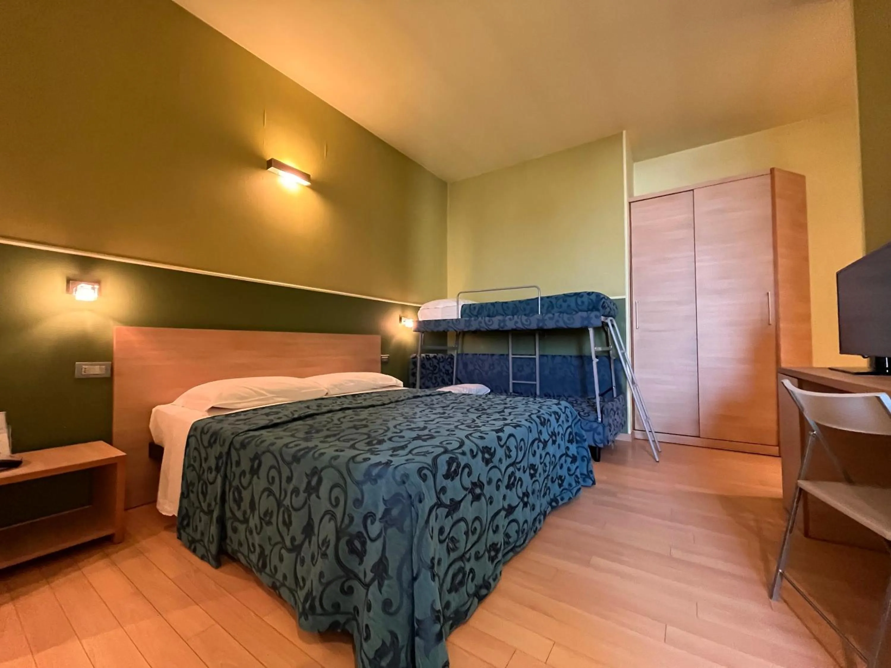 Photo of the whole room, Bed in Hotel Perla - The storyhoteller