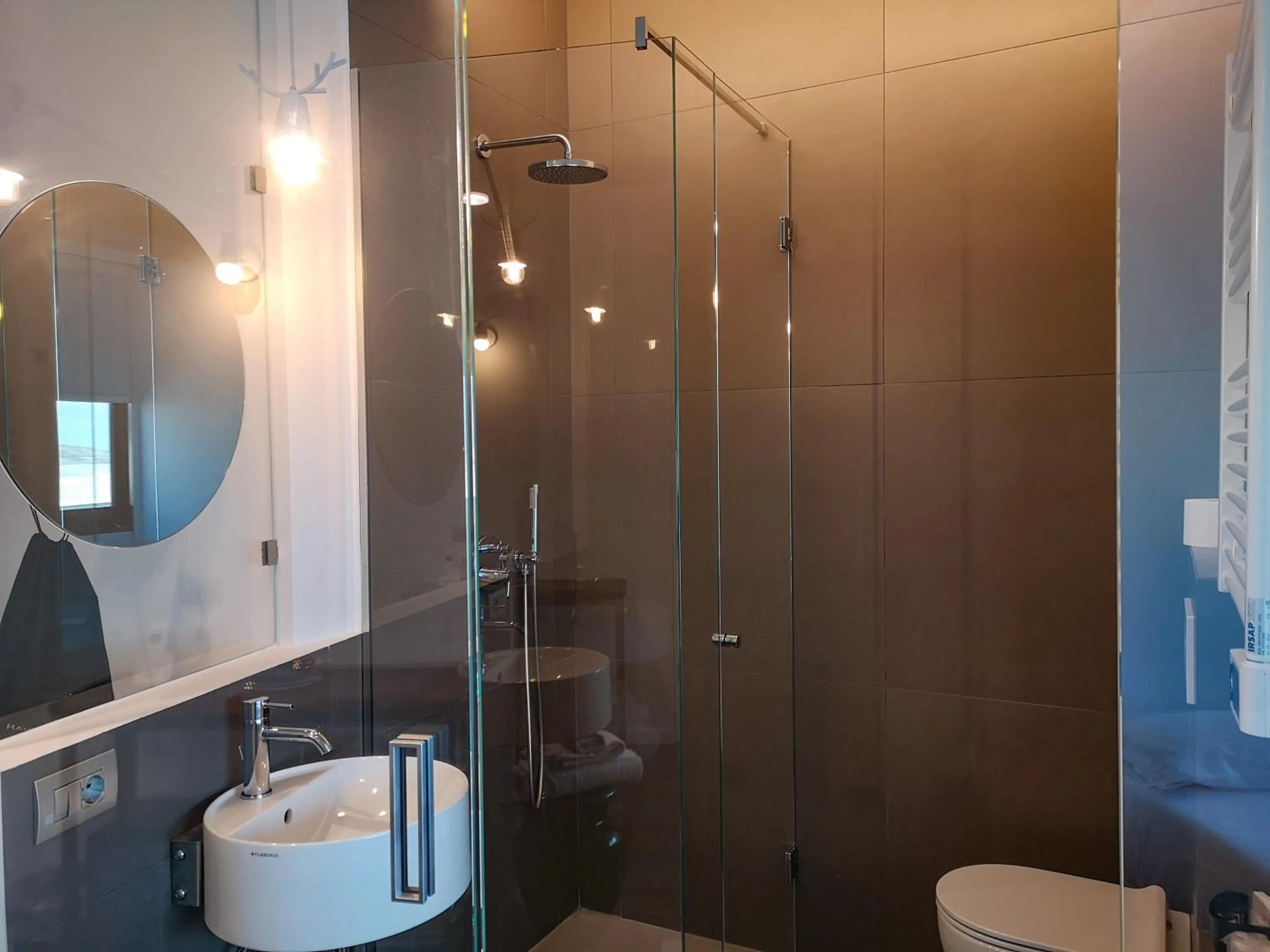 Shower in Hotel Perla - The storyhoteller