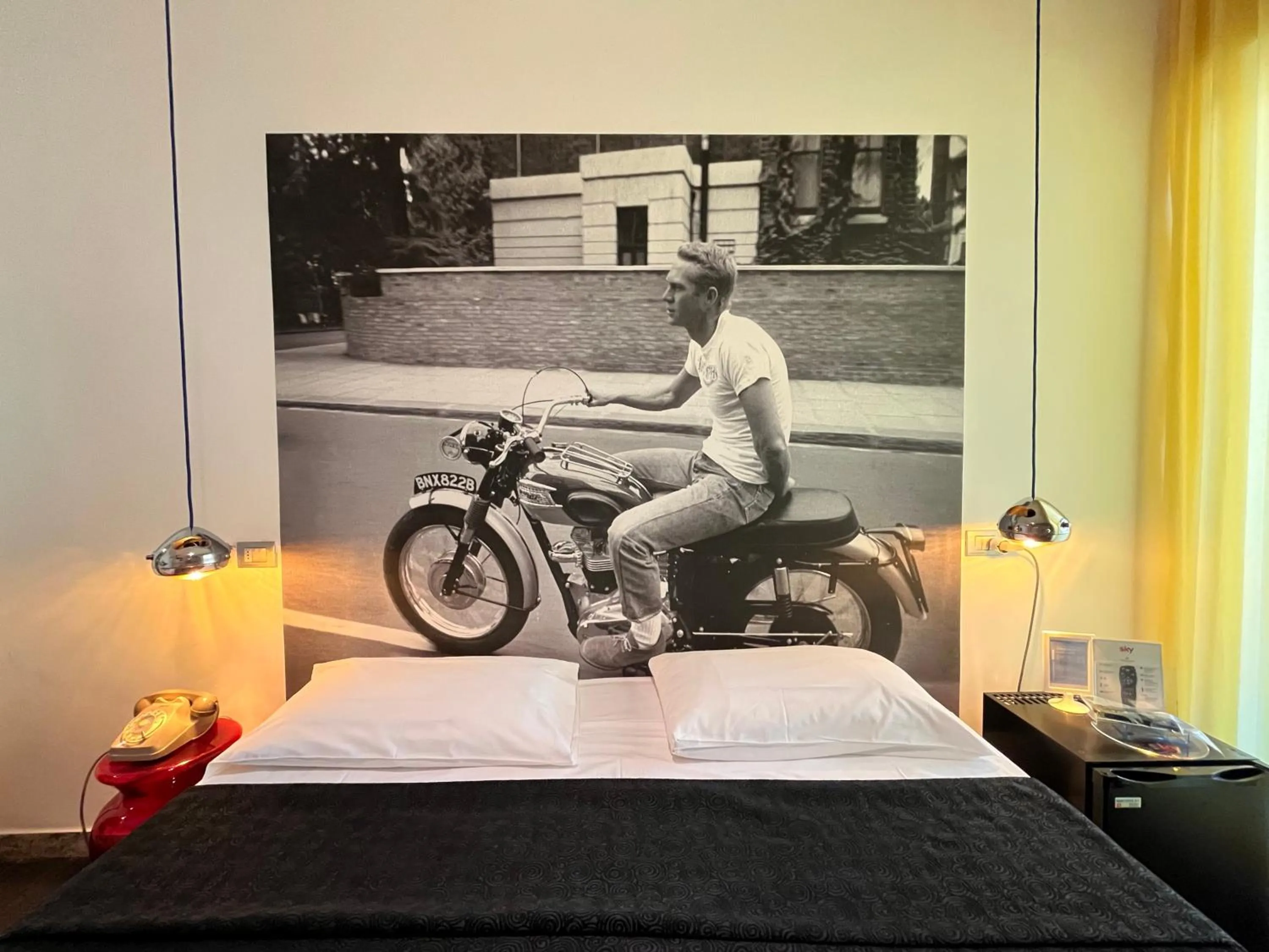 Photo of the whole room, Bed in Hotel Perla - The storyhoteller