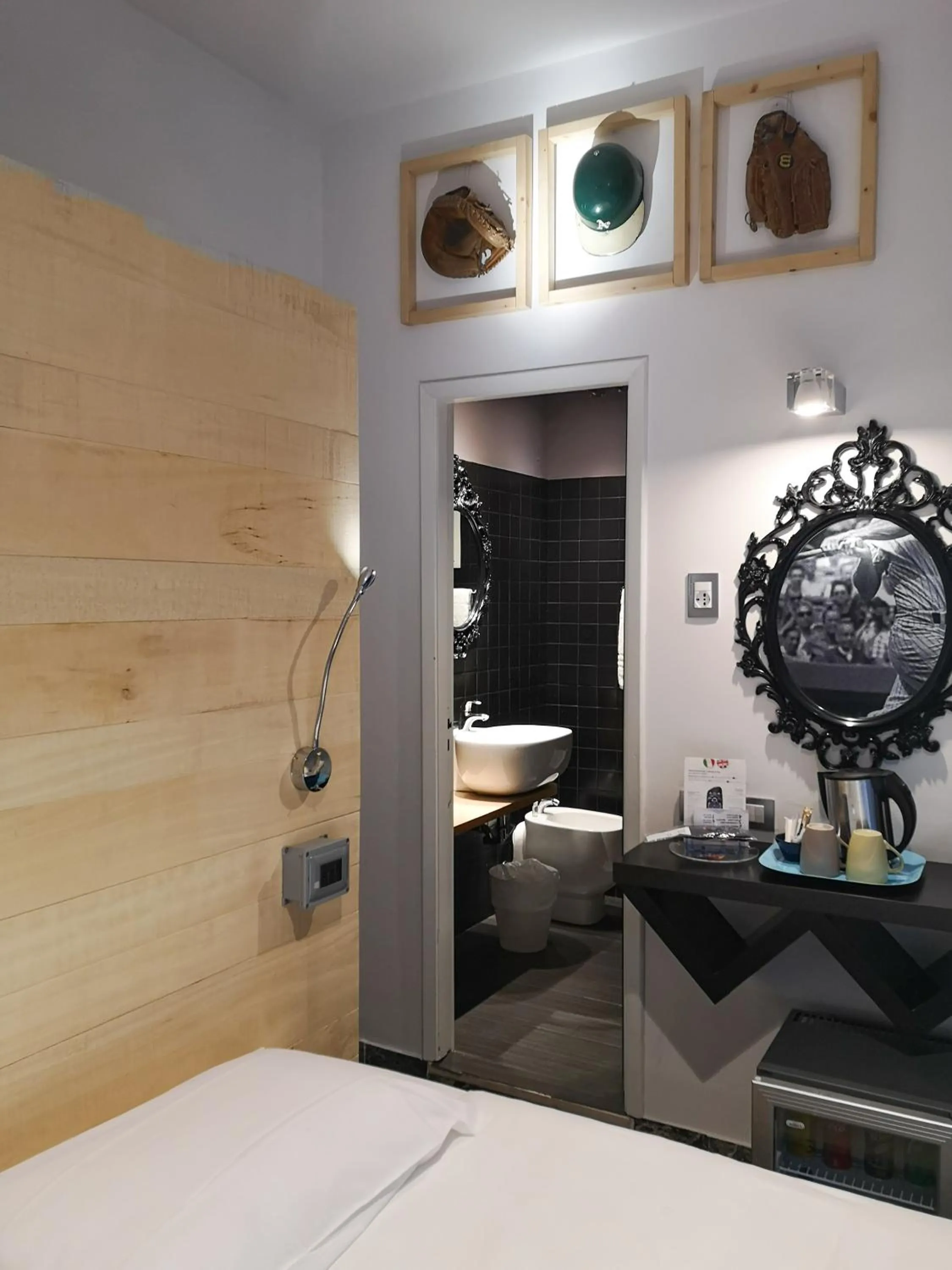 Bathroom, Bed in Hotel Perla - The storyhoteller