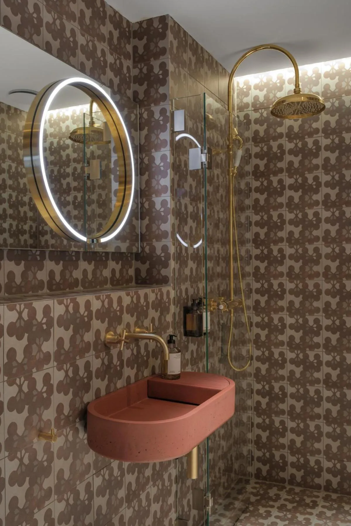 Shower in Hotel 1904