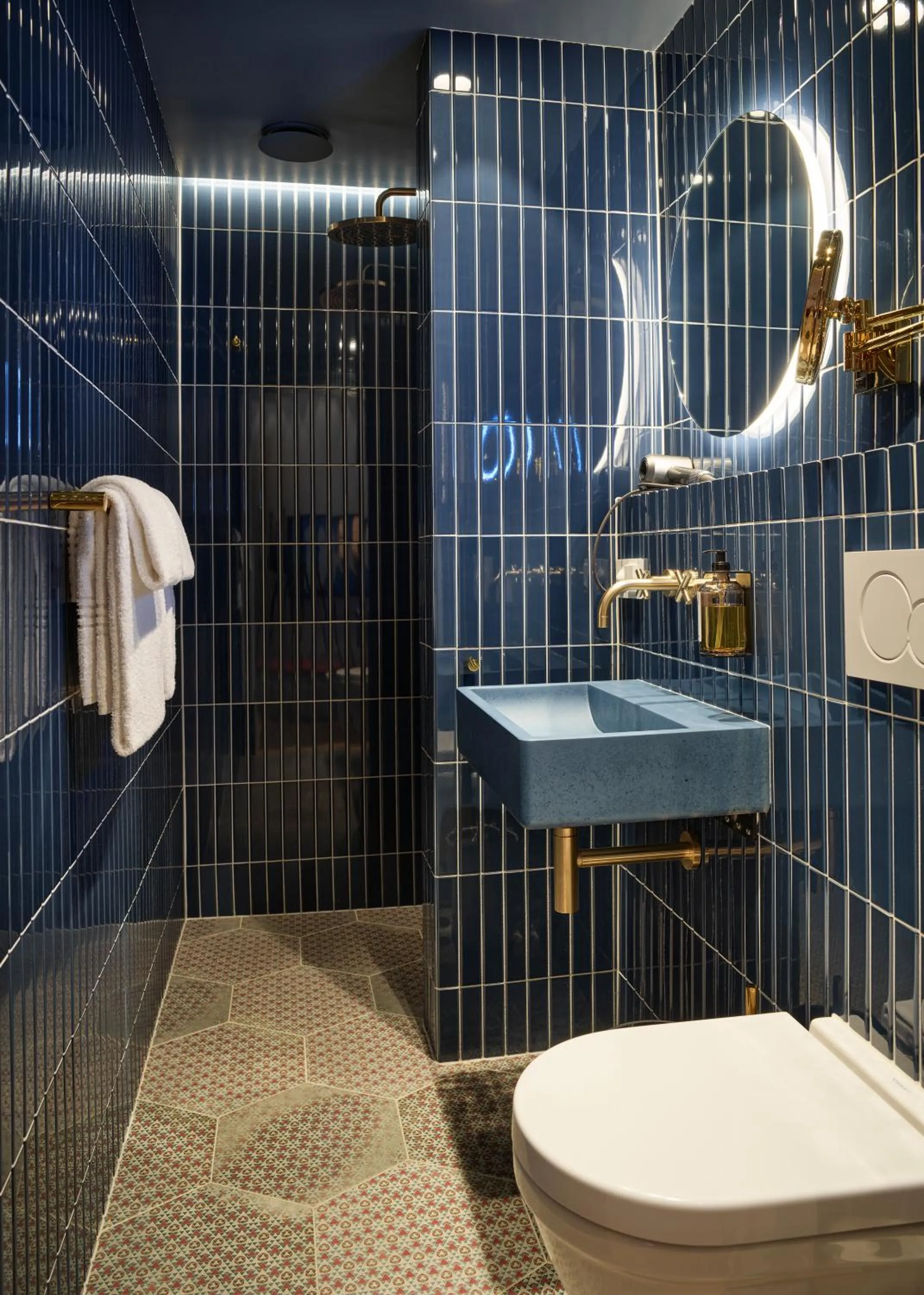 Shower in Hotel 1904