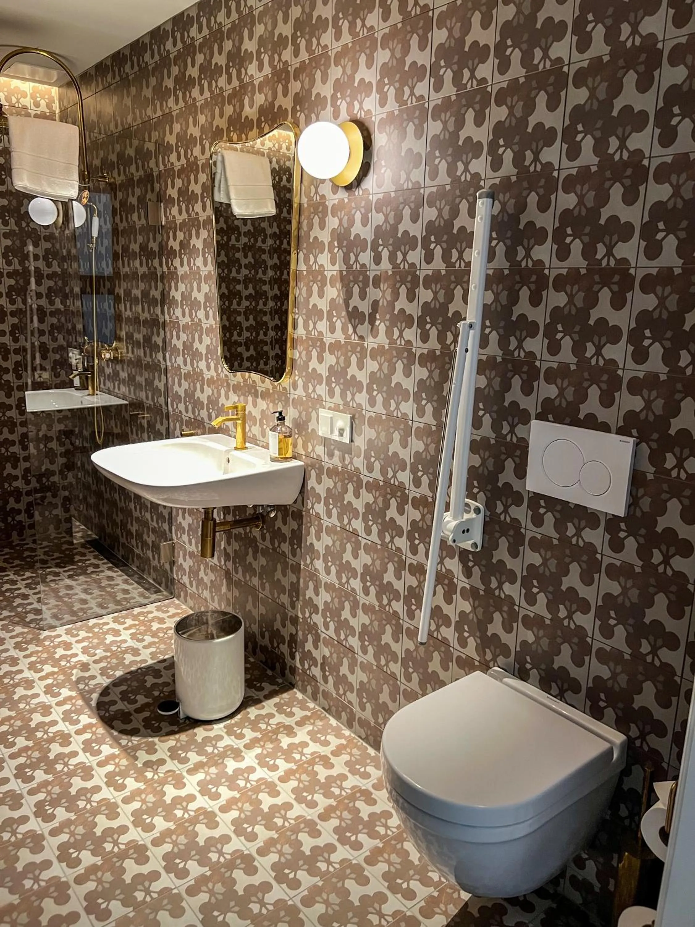 Toilet in Hotel 1904