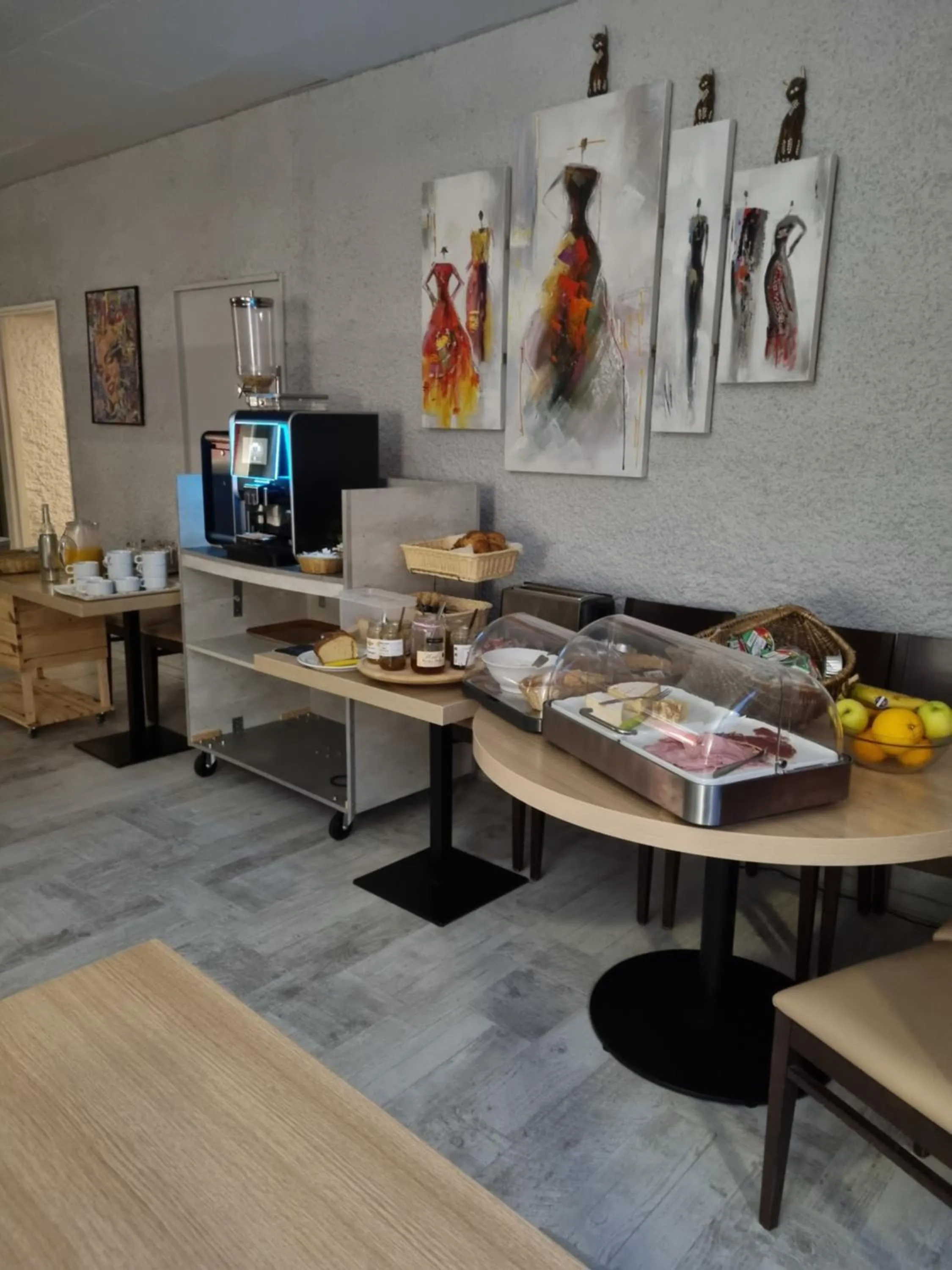 Buffet breakfast in Logis hôtel restaurant les Carillons