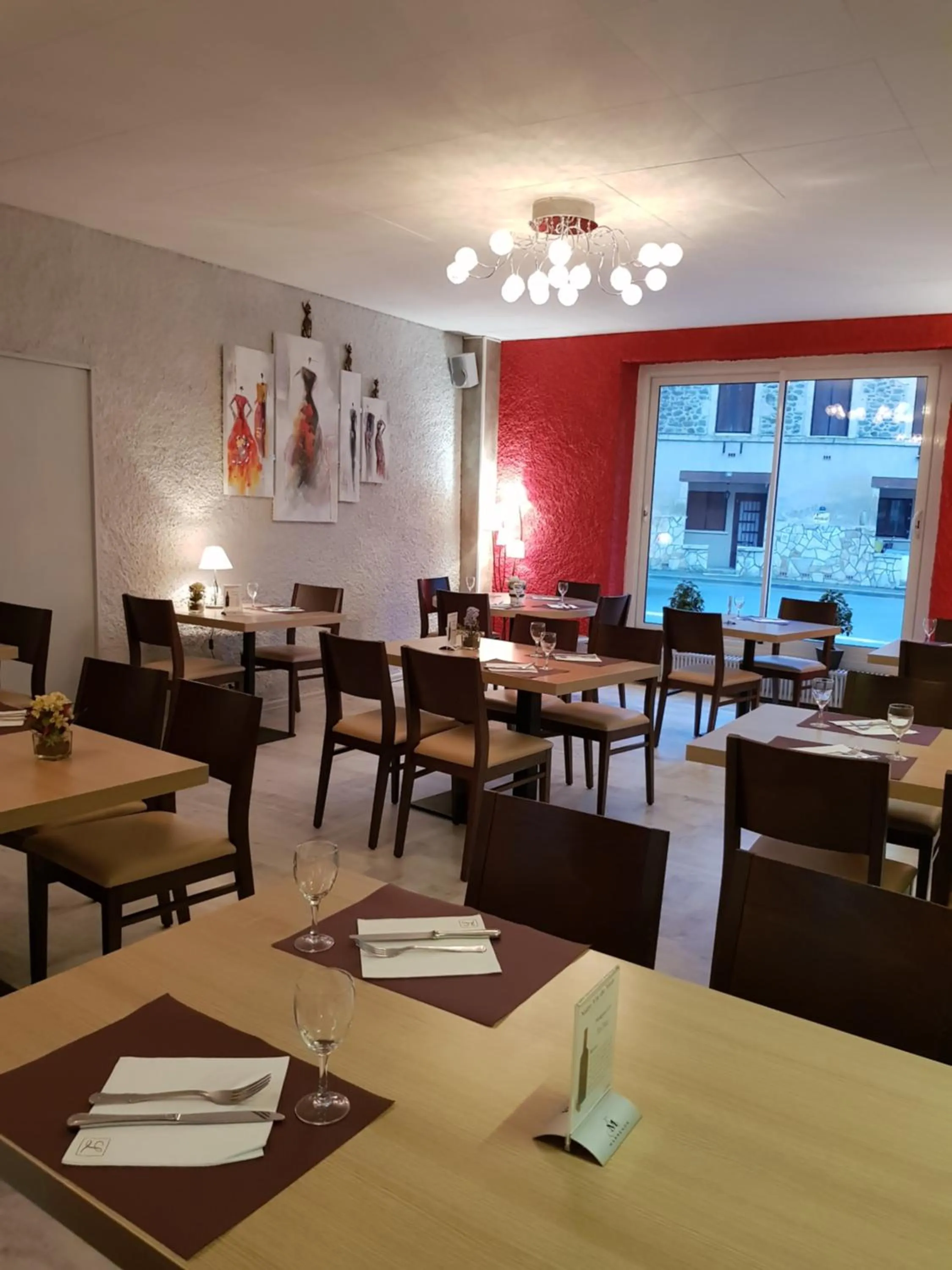 Restaurant/places to eat in Logis hôtel restaurant les Carillons