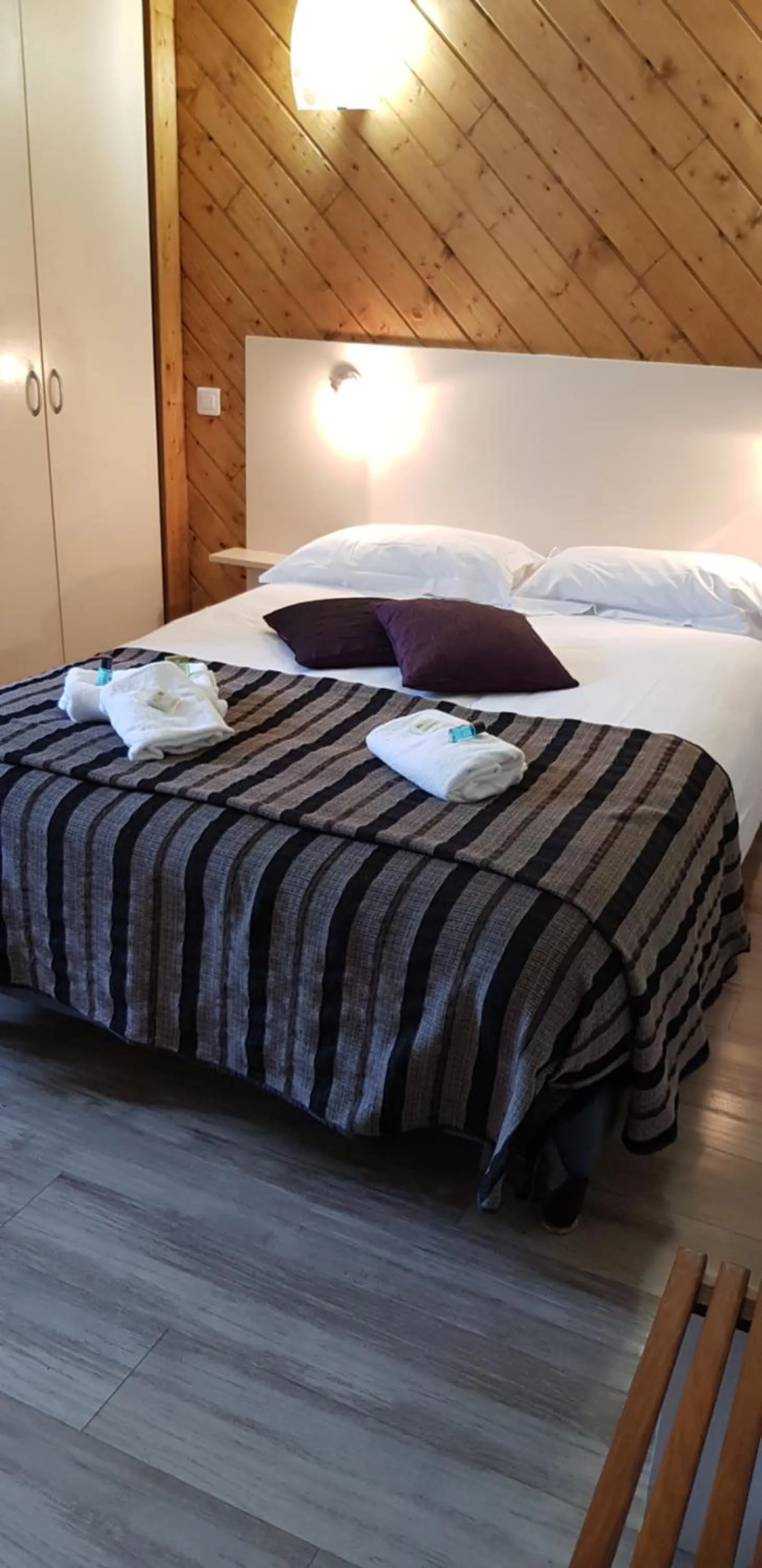 Bed in Logis hôtel restaurant les Carillons