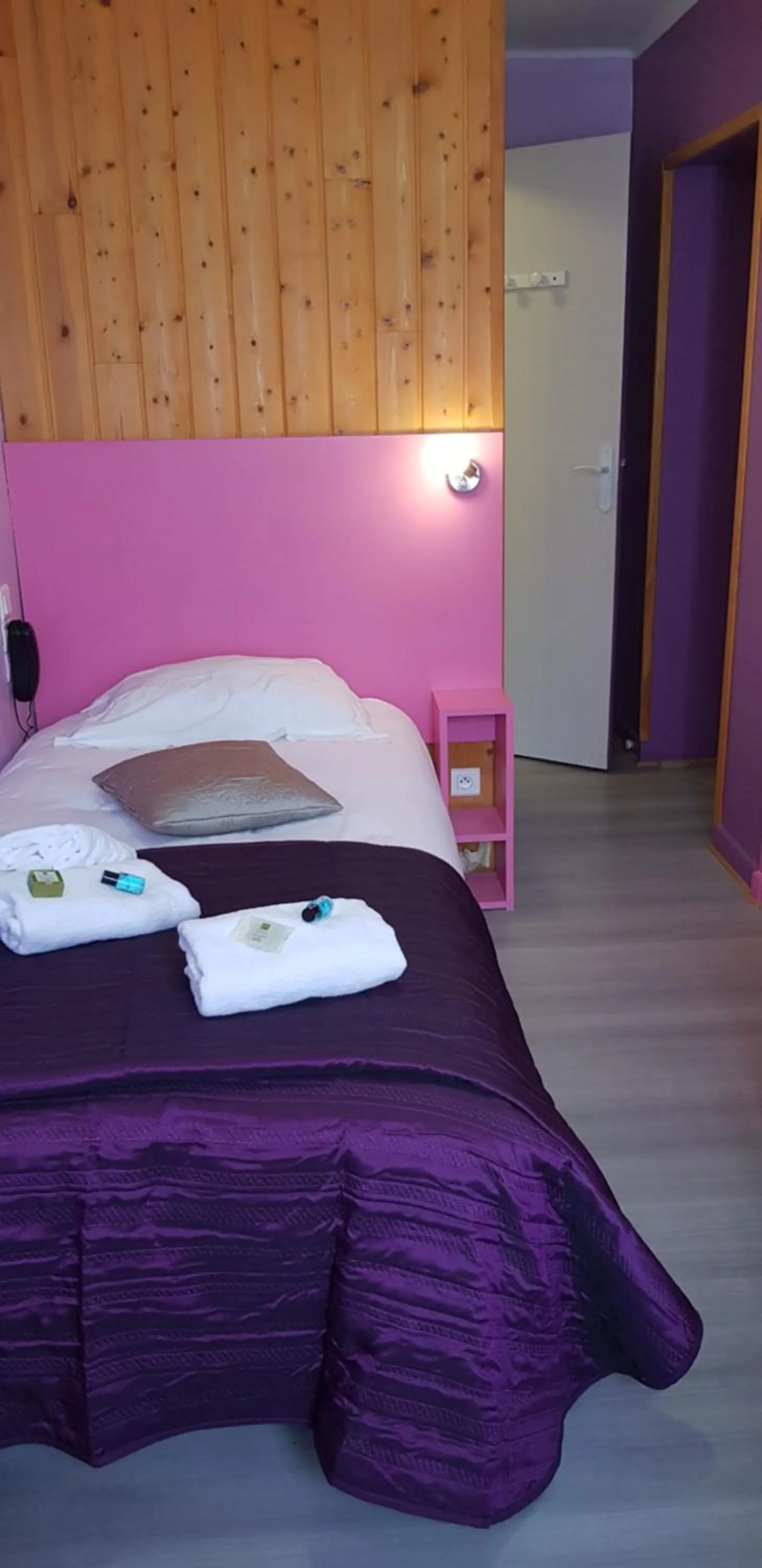 Bed in Logis hôtel restaurant les Carillons