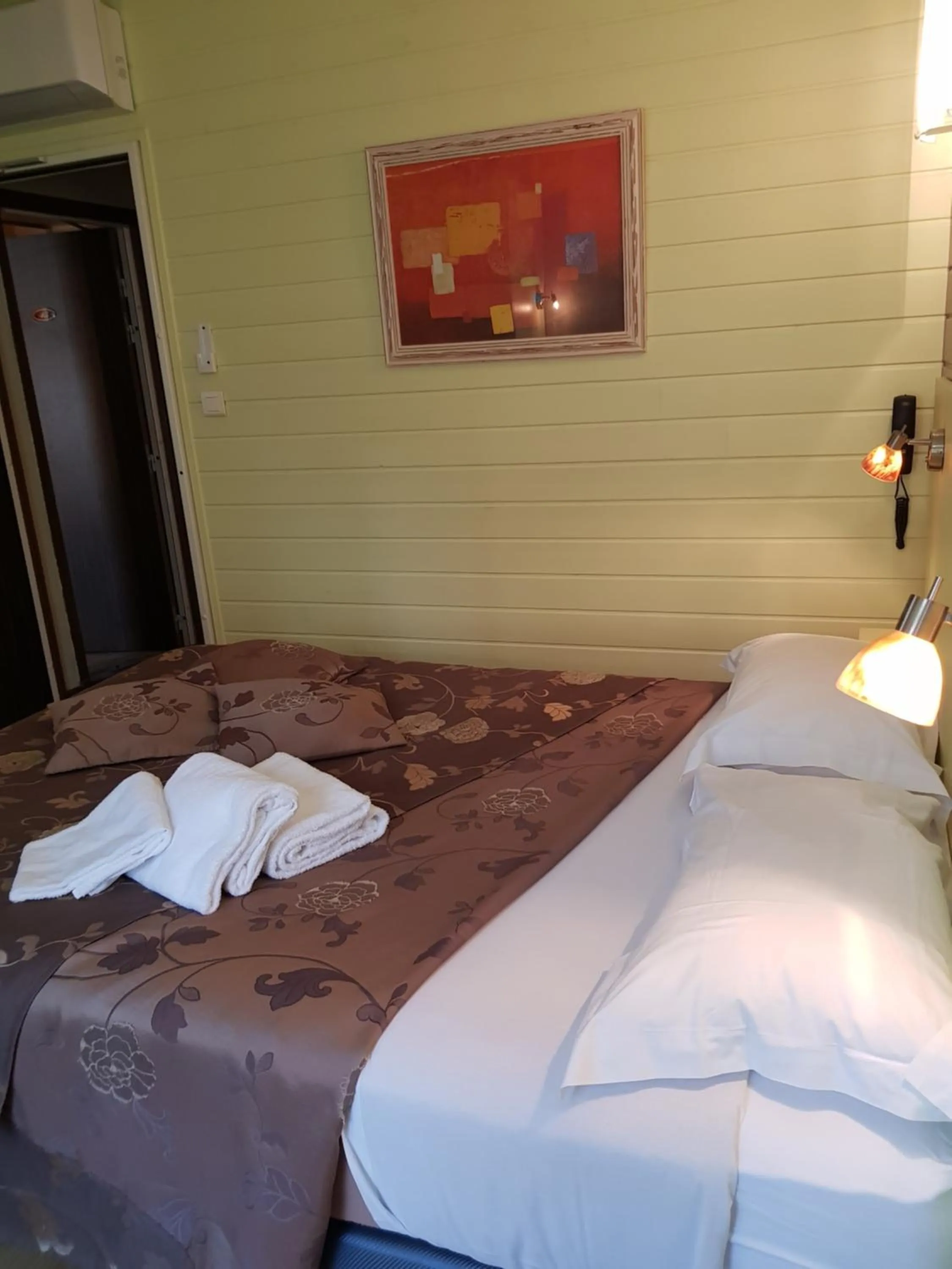 Bed in Logis hôtel restaurant les Carillons