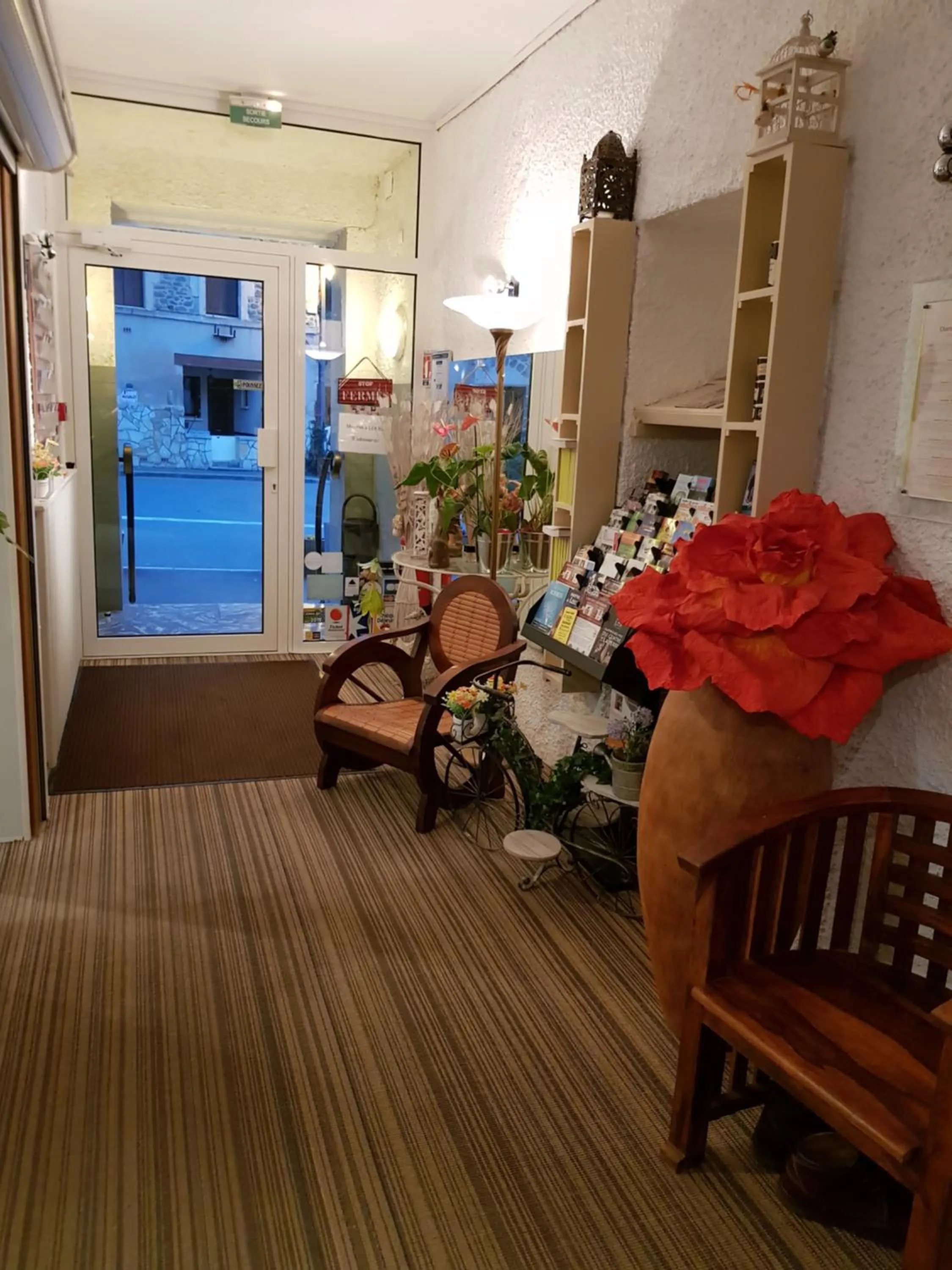 Lobby or reception in Logis hôtel restaurant les Carillons