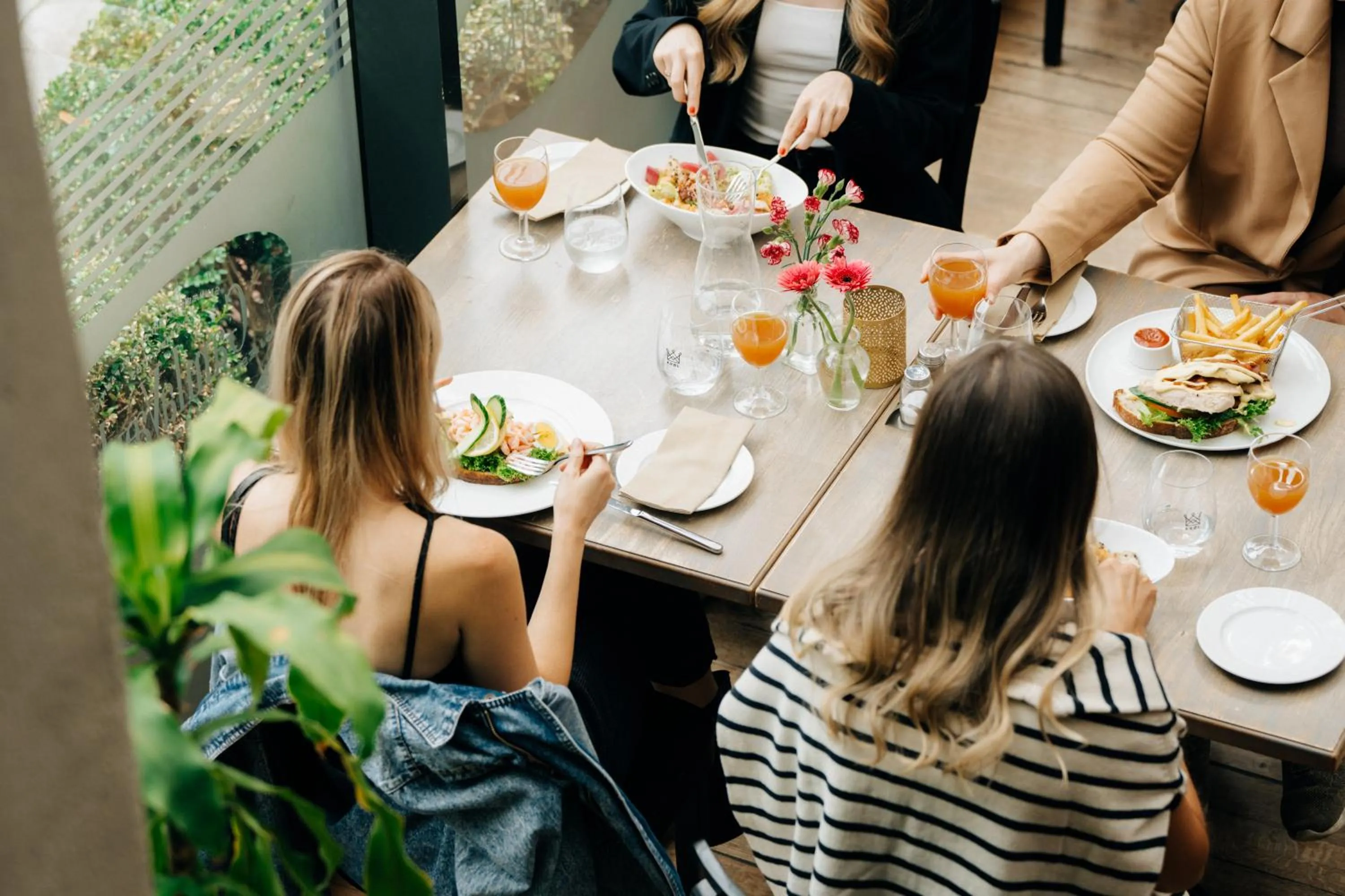 group of guests in GamlaVærket Gjæstgiveri og Tracteringssted