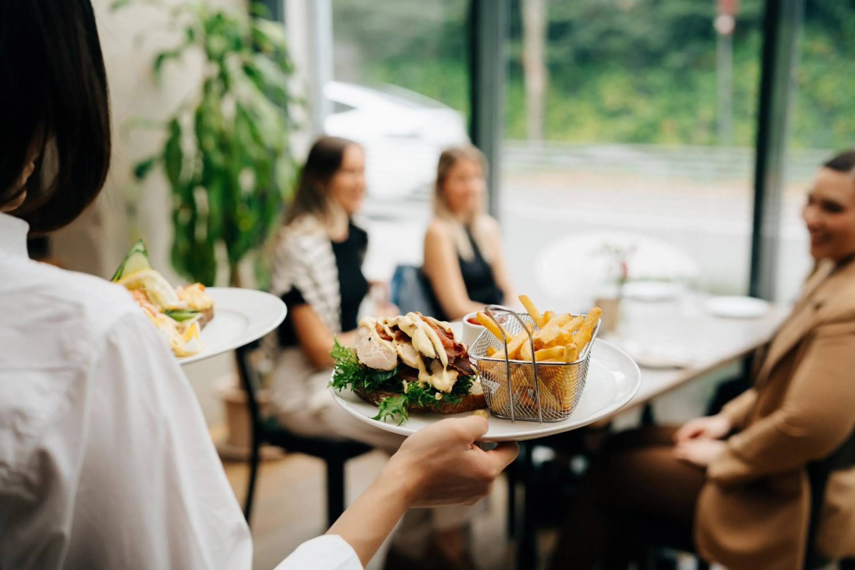group of guests in GamlaVærket Gjæstgiveri og Tracteringssted