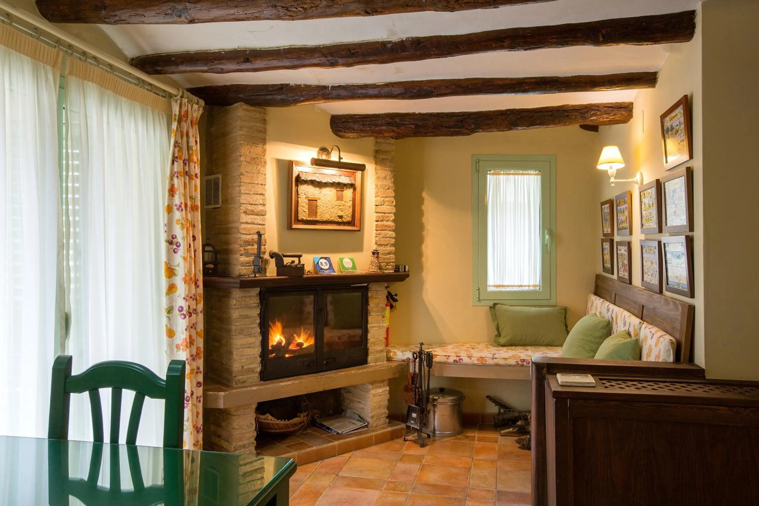 Communal lounge/ TV room in Hotel Rural El Pilaret