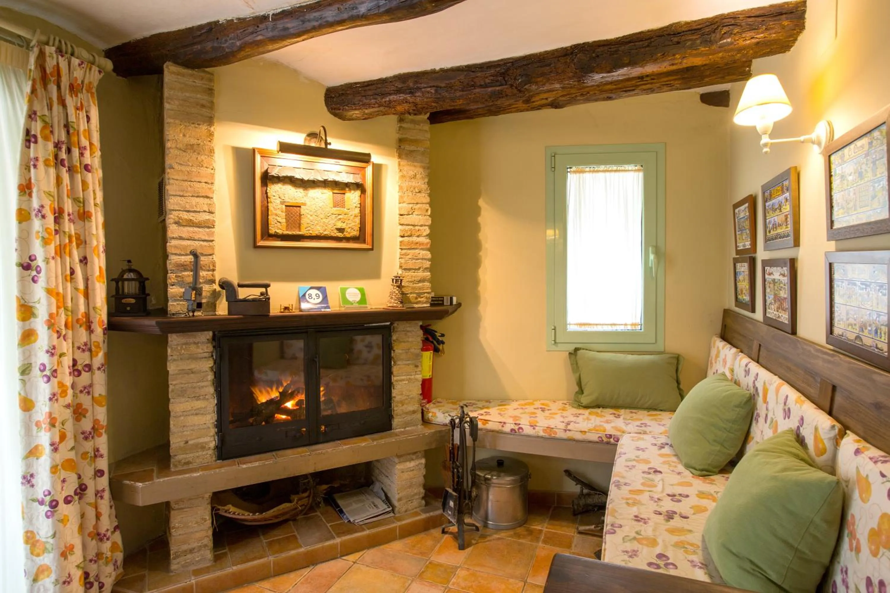 Communal lounge/ TV room in Hotel Rural El Pilaret