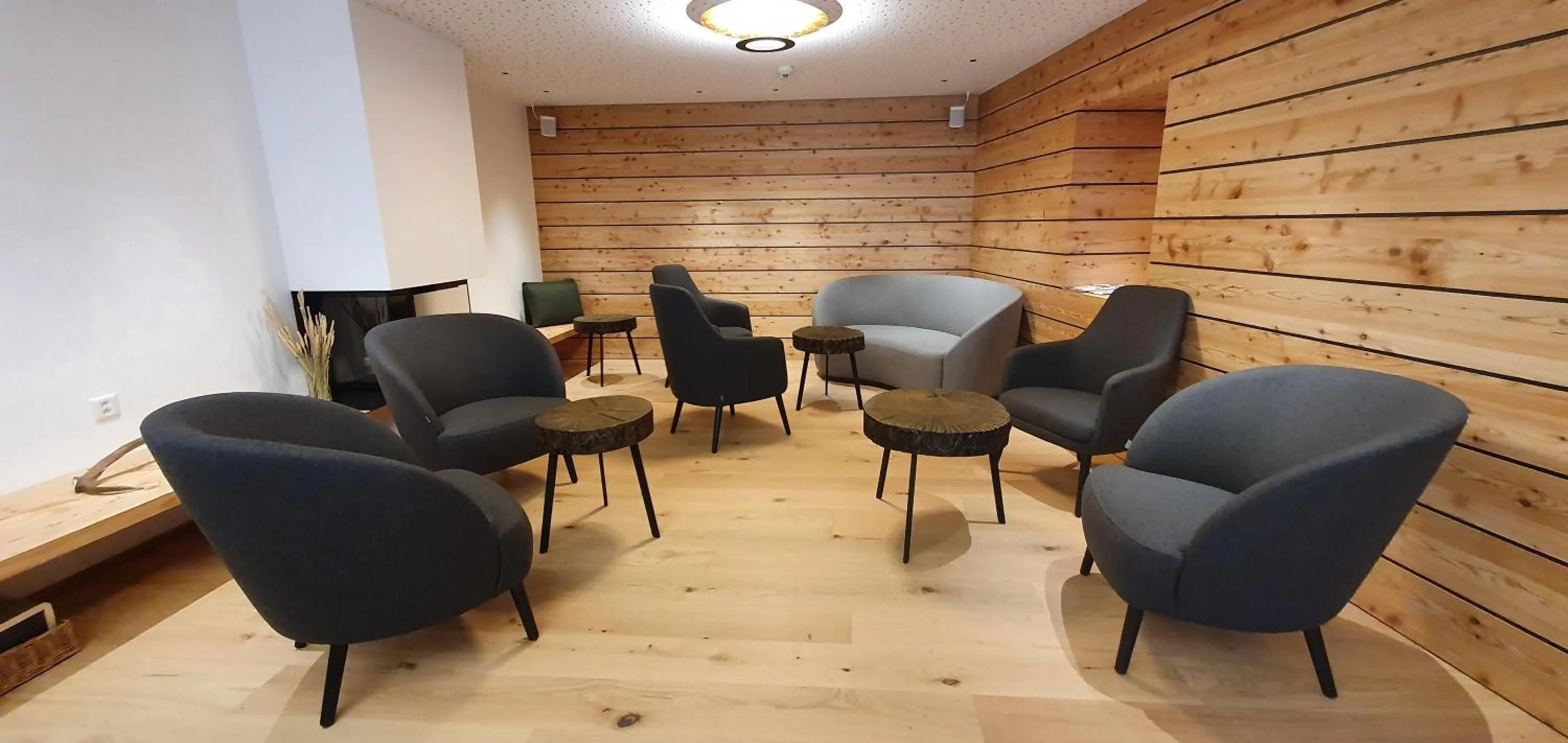 Lounge or bar in Schorta's Alvetern - Boutique Hotel