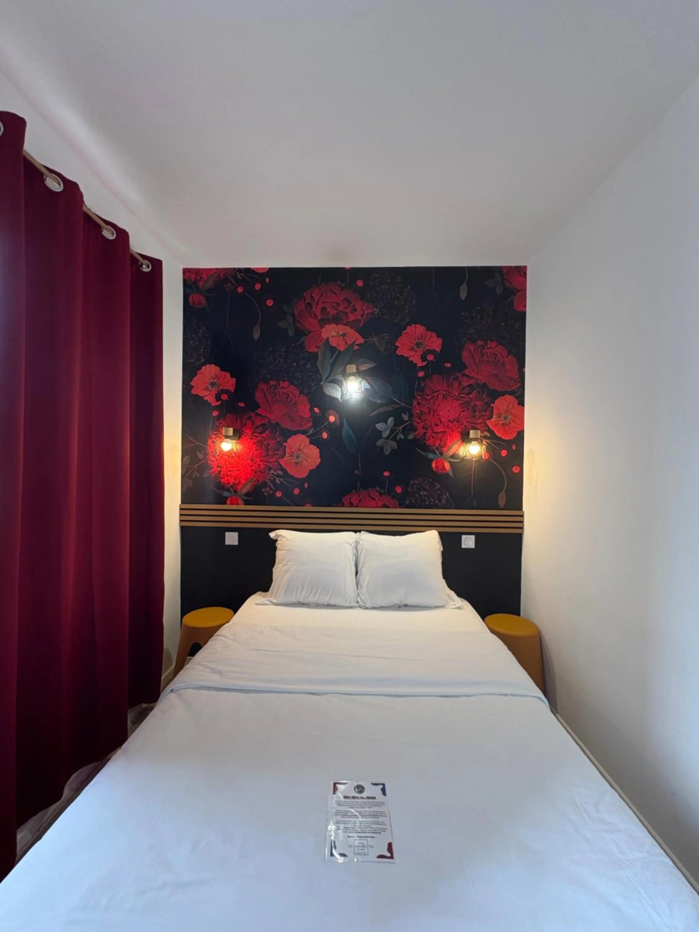 Bed in Hôtel & Spa Le Gambetta, Bergerac, Centre ville