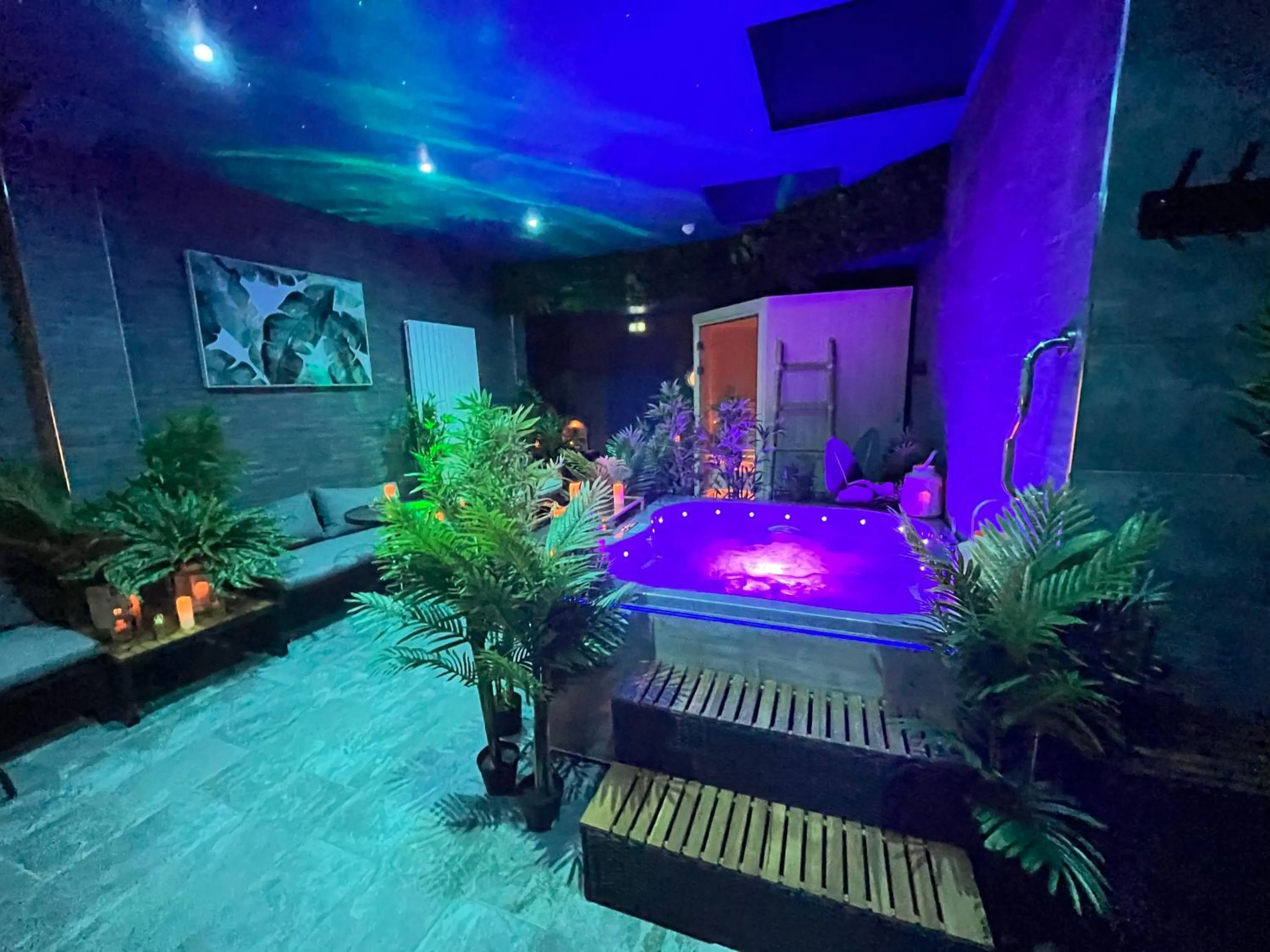 Hot Tub in Hôtel & Spa Le Gambetta, Bergerac, Centre ville