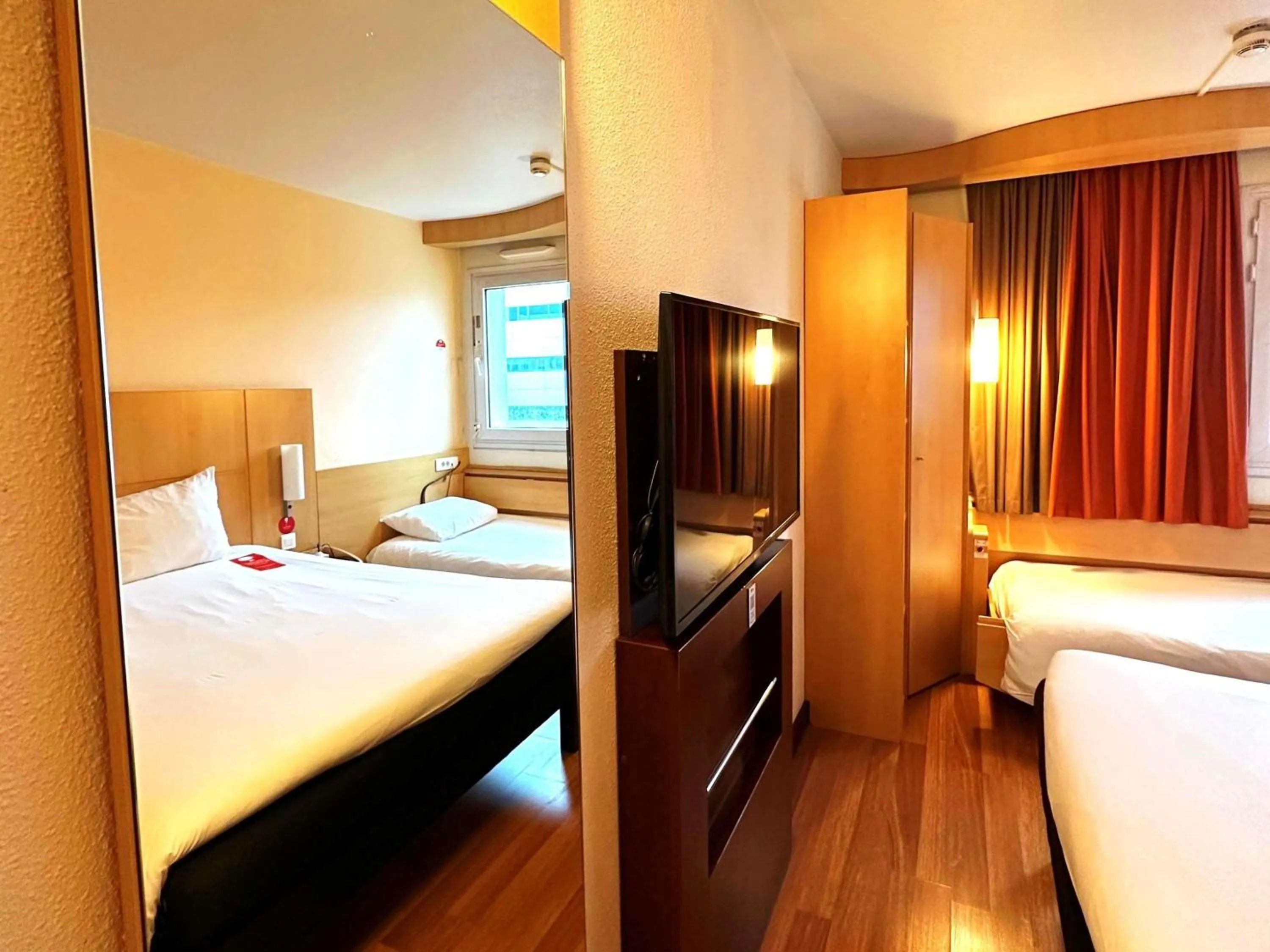 Bedroom, Bed in Hotel ibis Lisboa Jose Malhoa