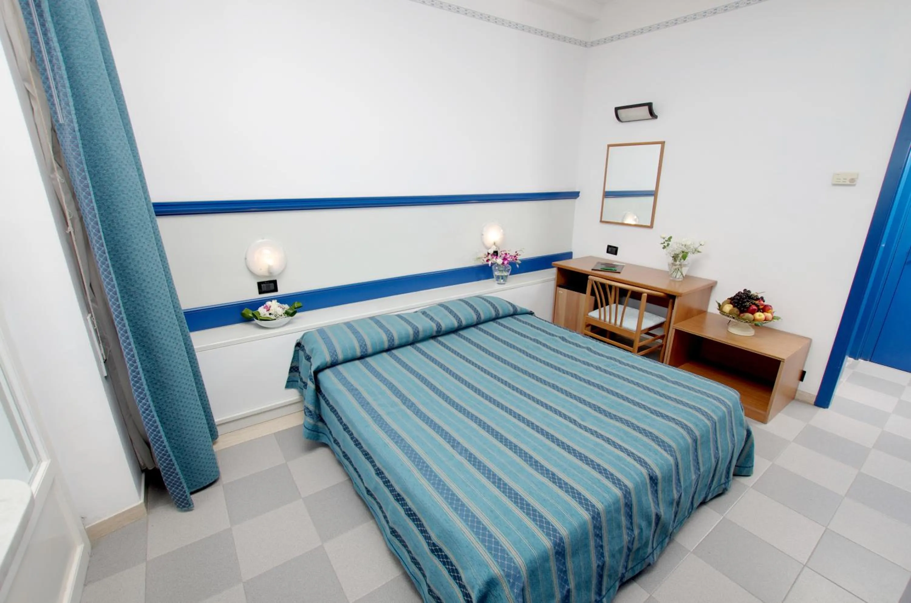 Photo of the whole room, Bed in Eurotel