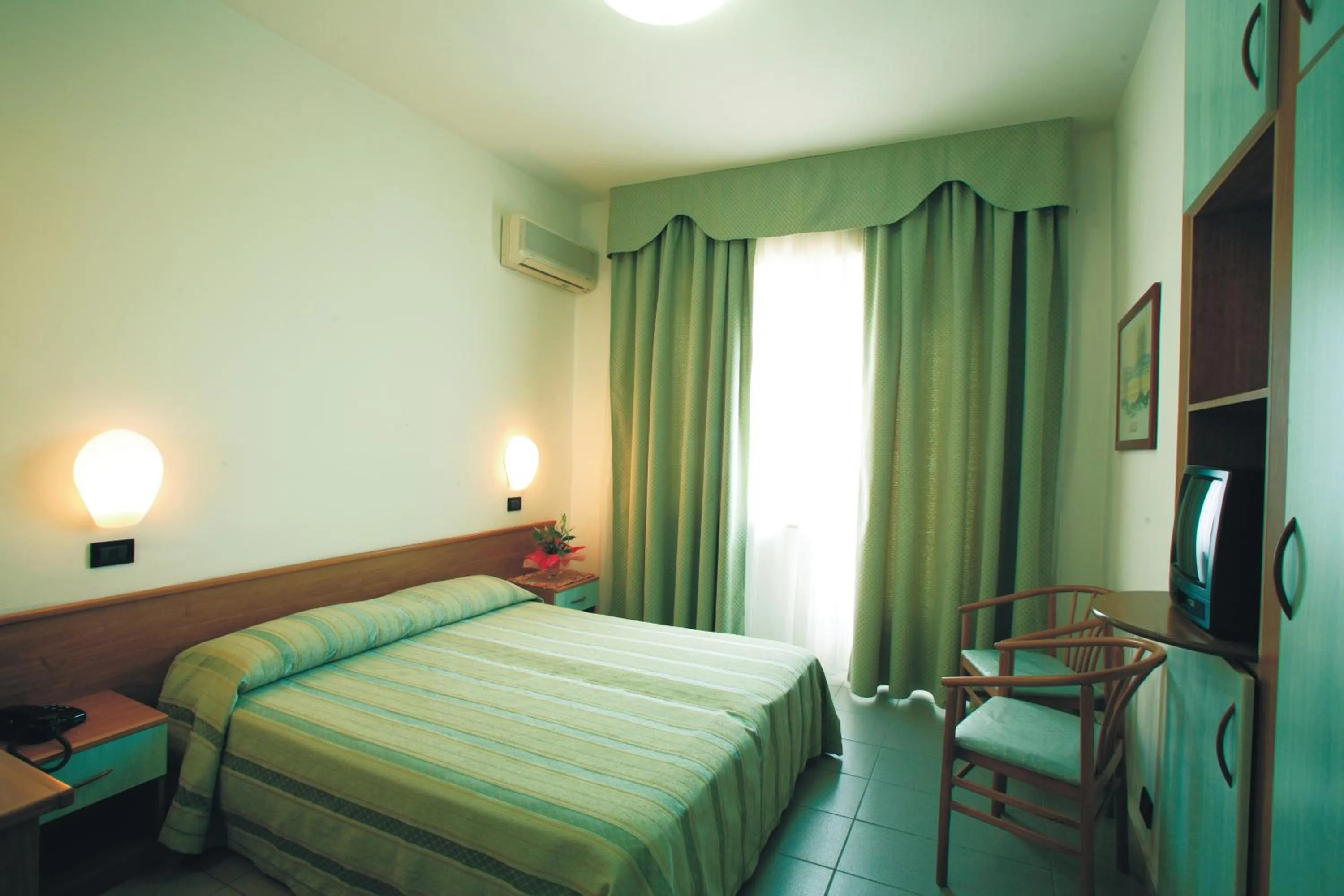 Photo of the whole room, Bed in Eurotel