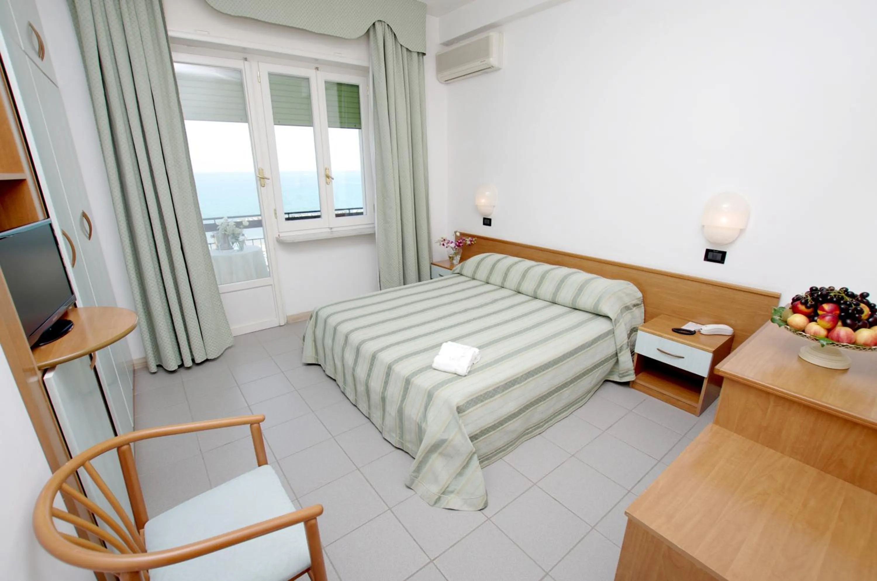 Photo of the whole room, Bed in Eurotel