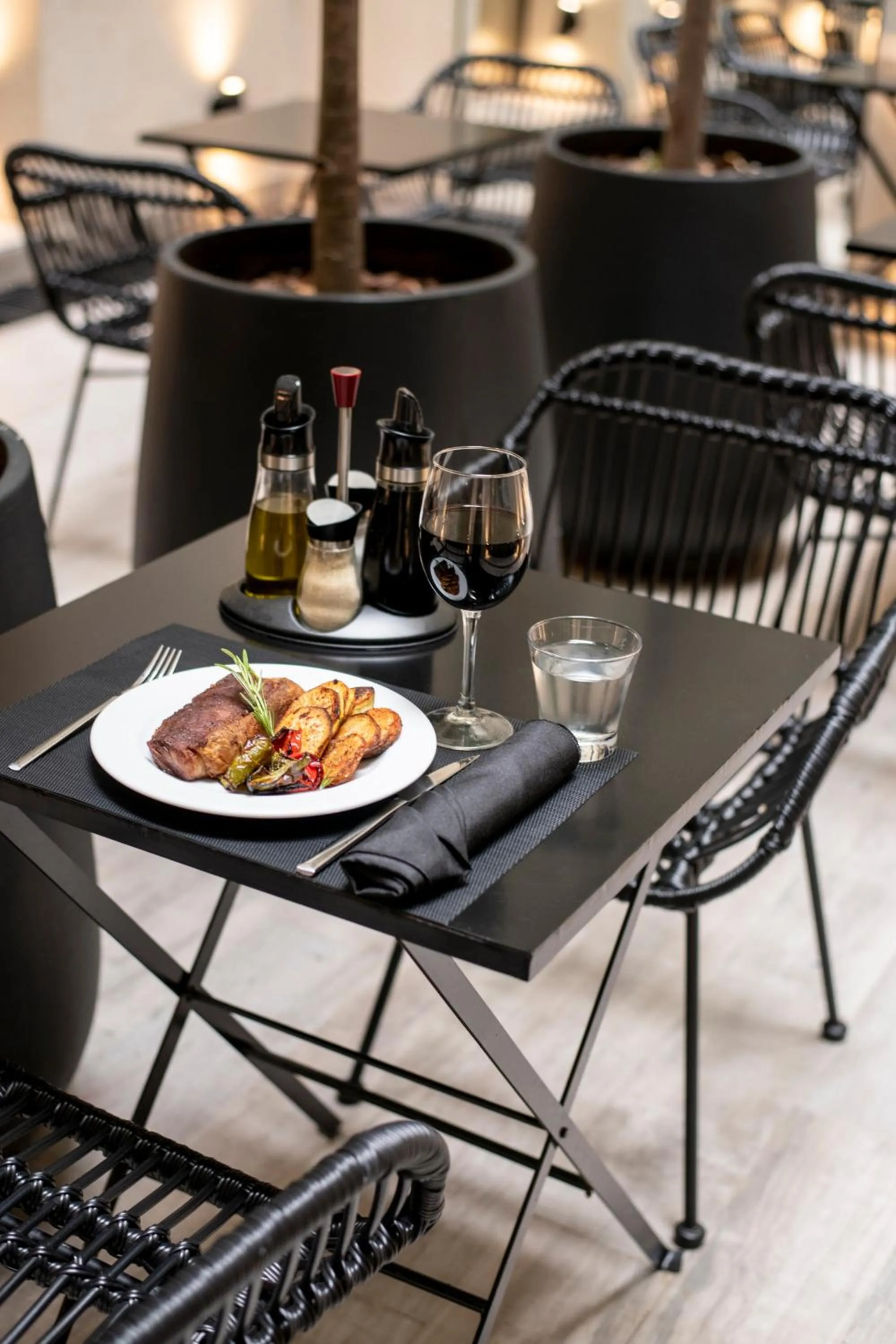 Restaurant/places to eat in Efe Hotel & Cowork