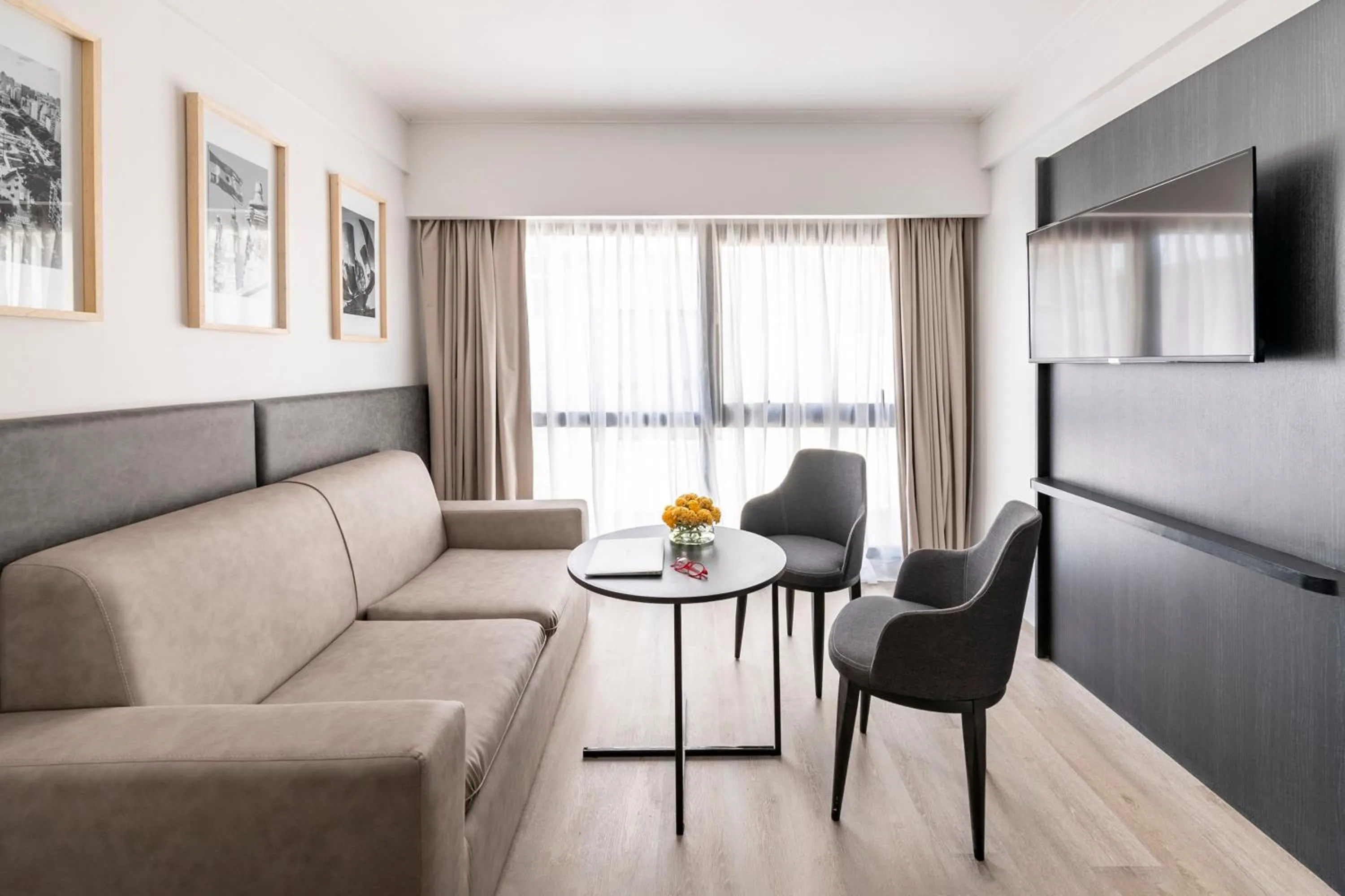 Communal lounge/ TV room in Efe Hotel & Cowork