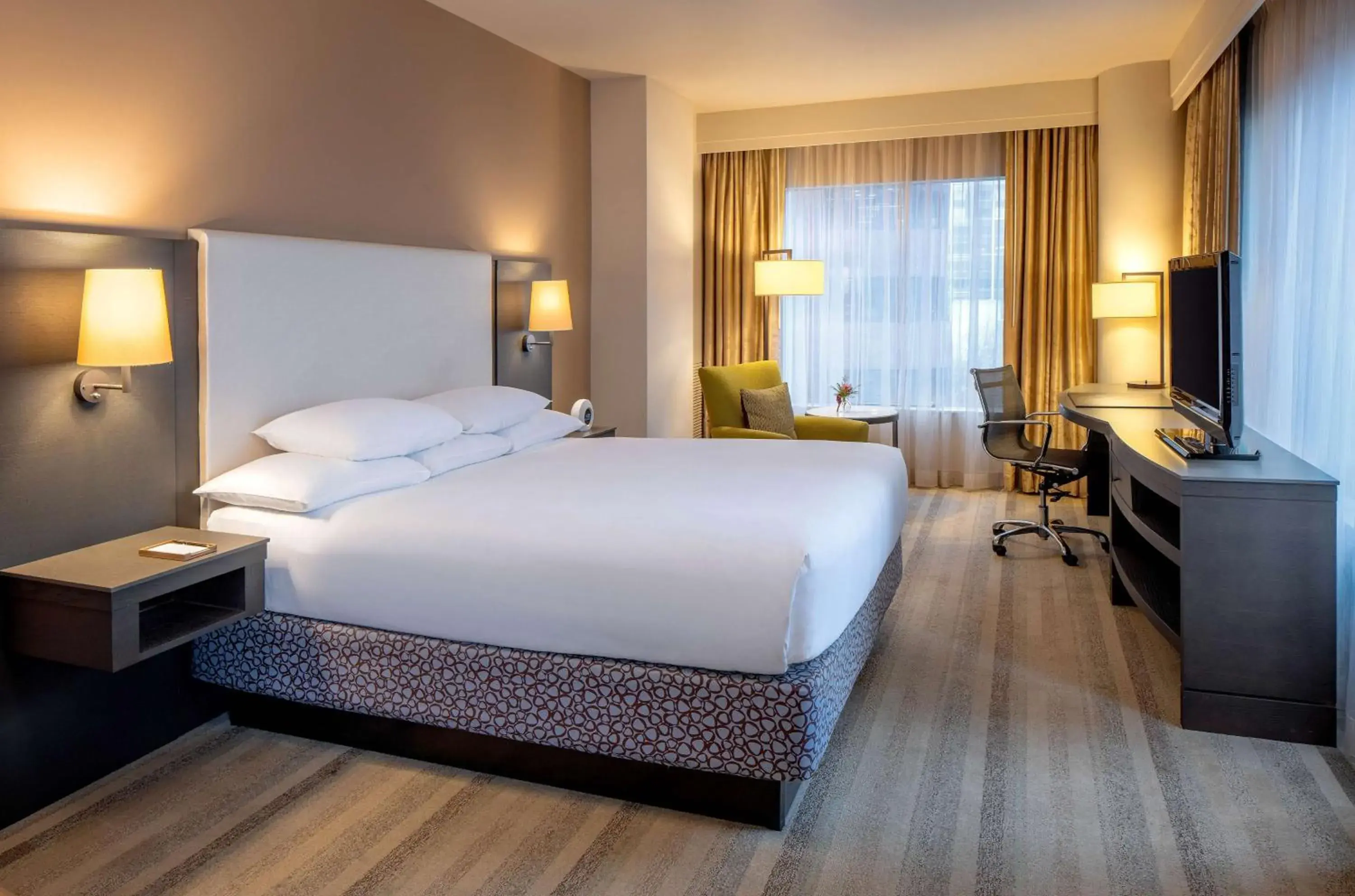 Corner King Room in Hyatt at Olive 8 Corner King Room in Hyatt at Olive 8