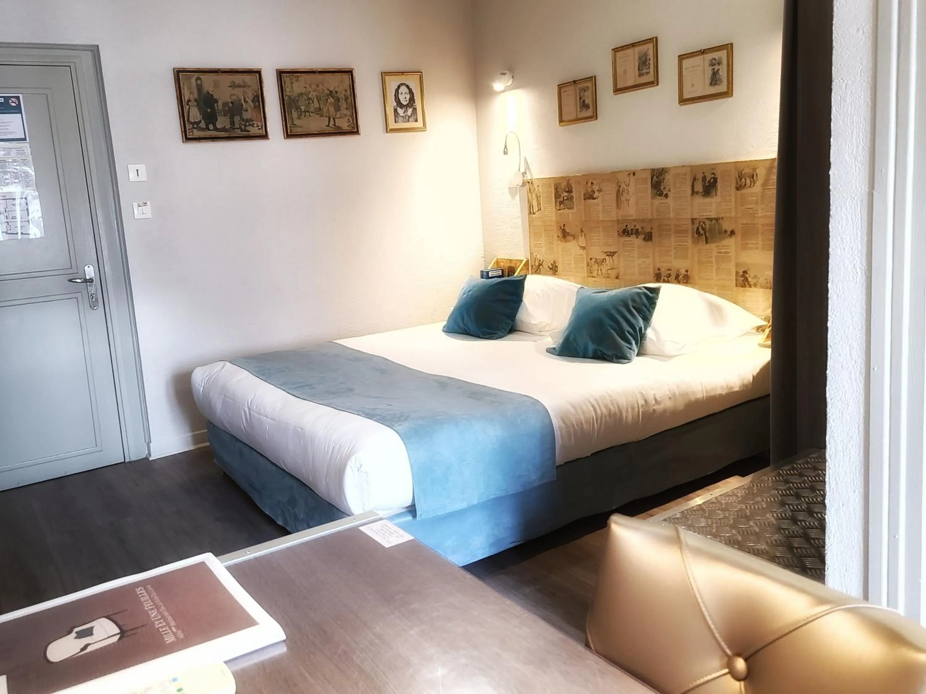 Bedroom, Bed in Hôtel Mille et une Feuilles