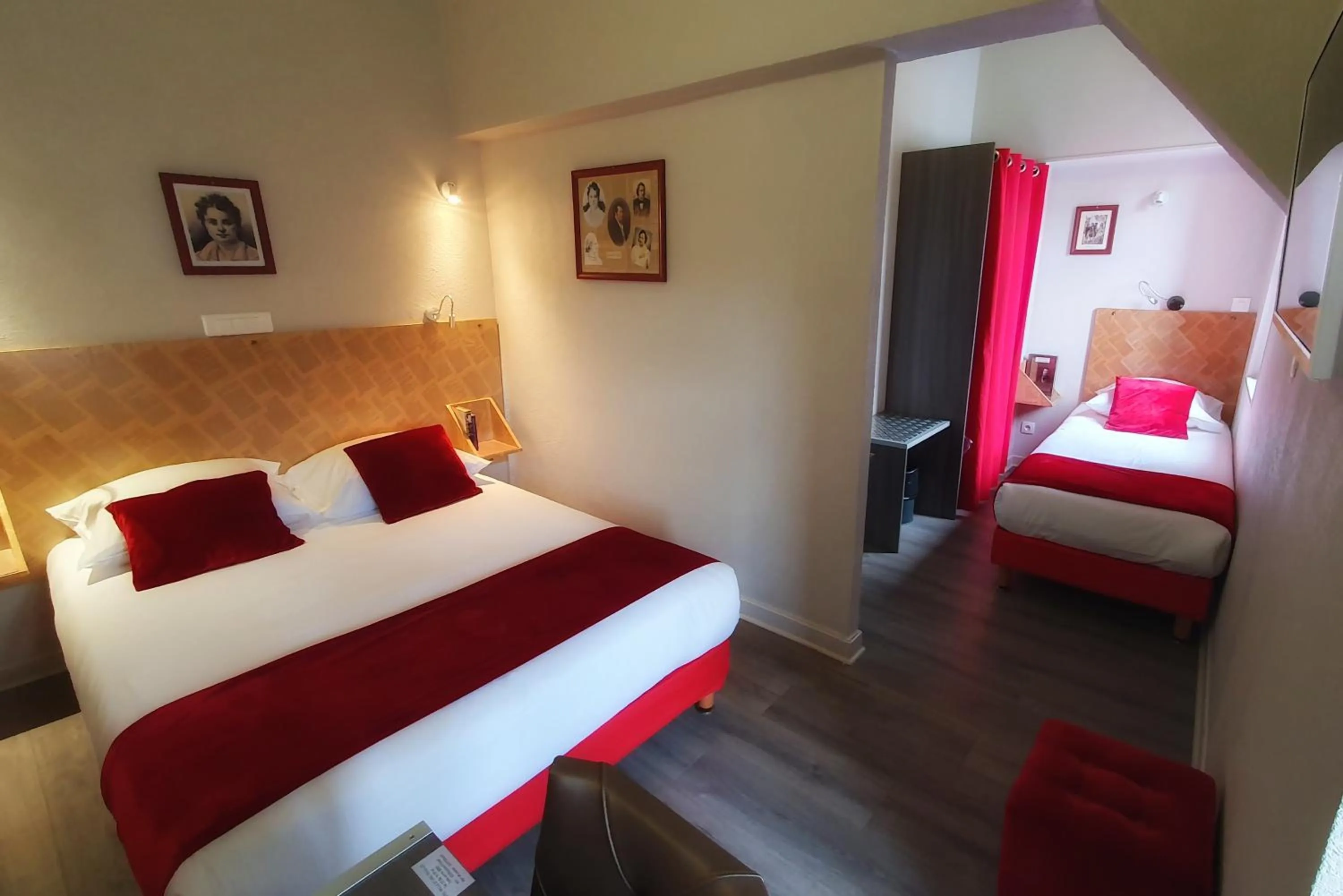 Photo of the whole room, Bed in Hôtel Mille et une Feuilles