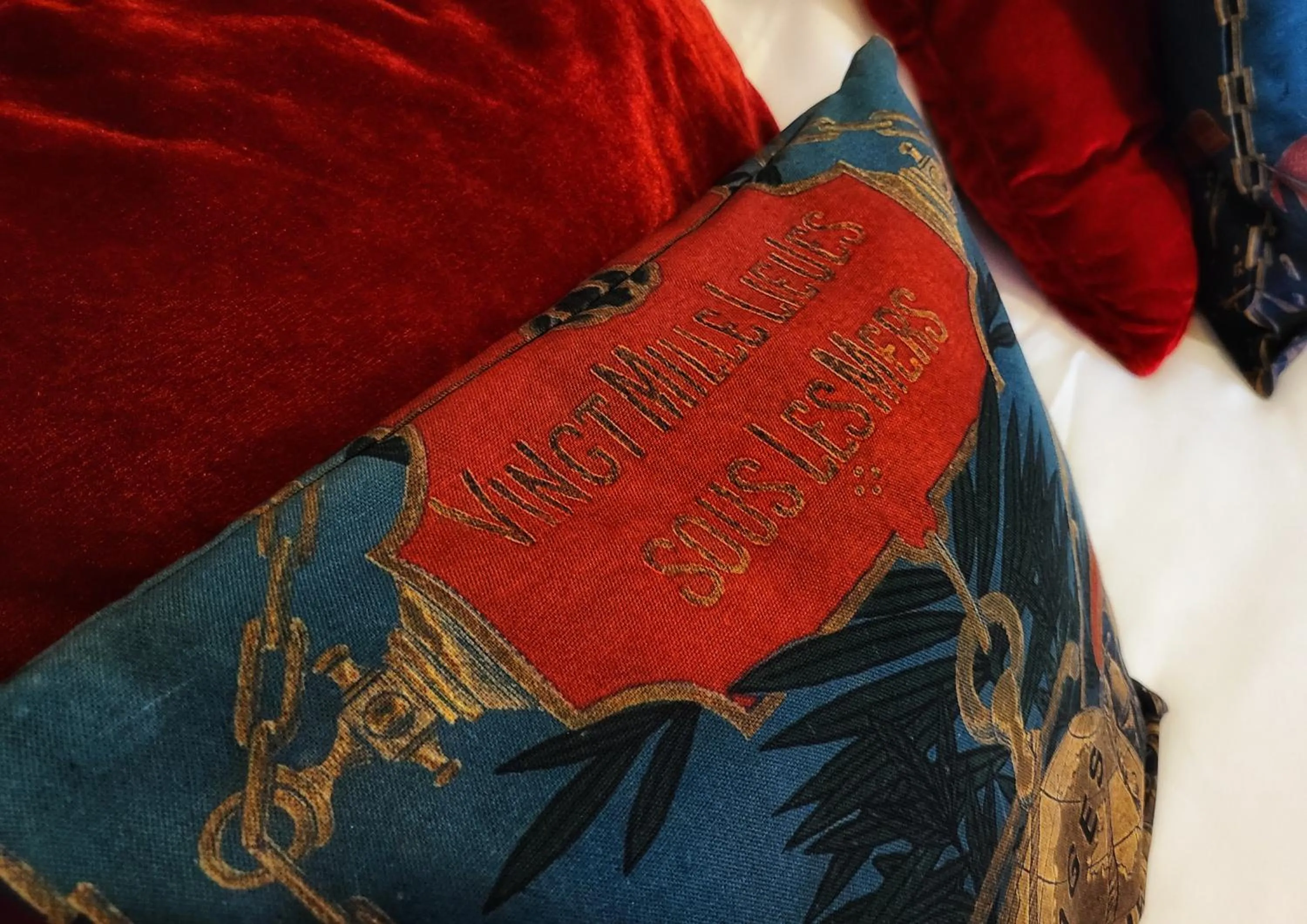 Decorative detail, Bed in Hôtel Mille et une Feuilles