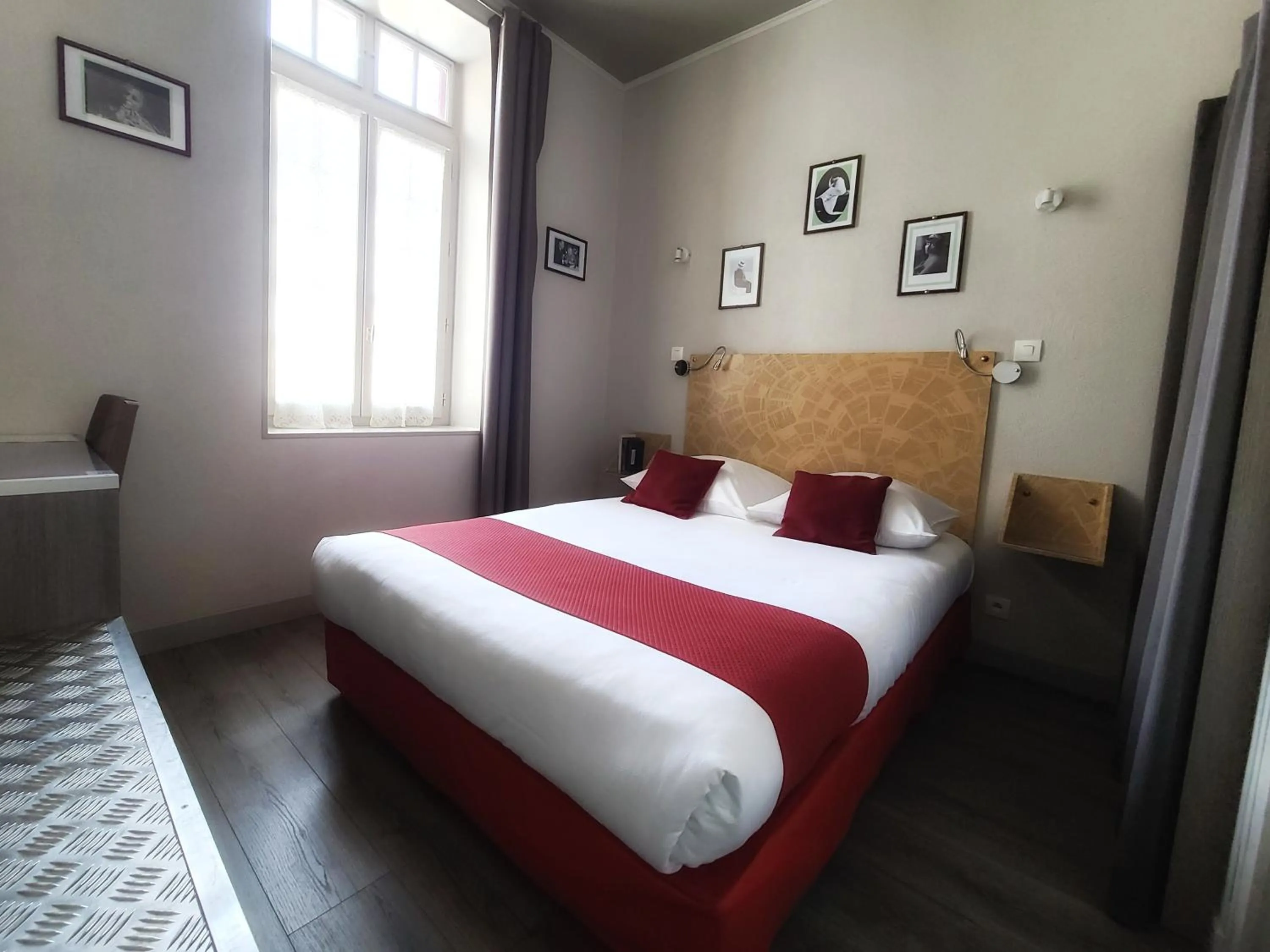 Photo of the whole room, Bed in Hôtel Mille et une Feuilles