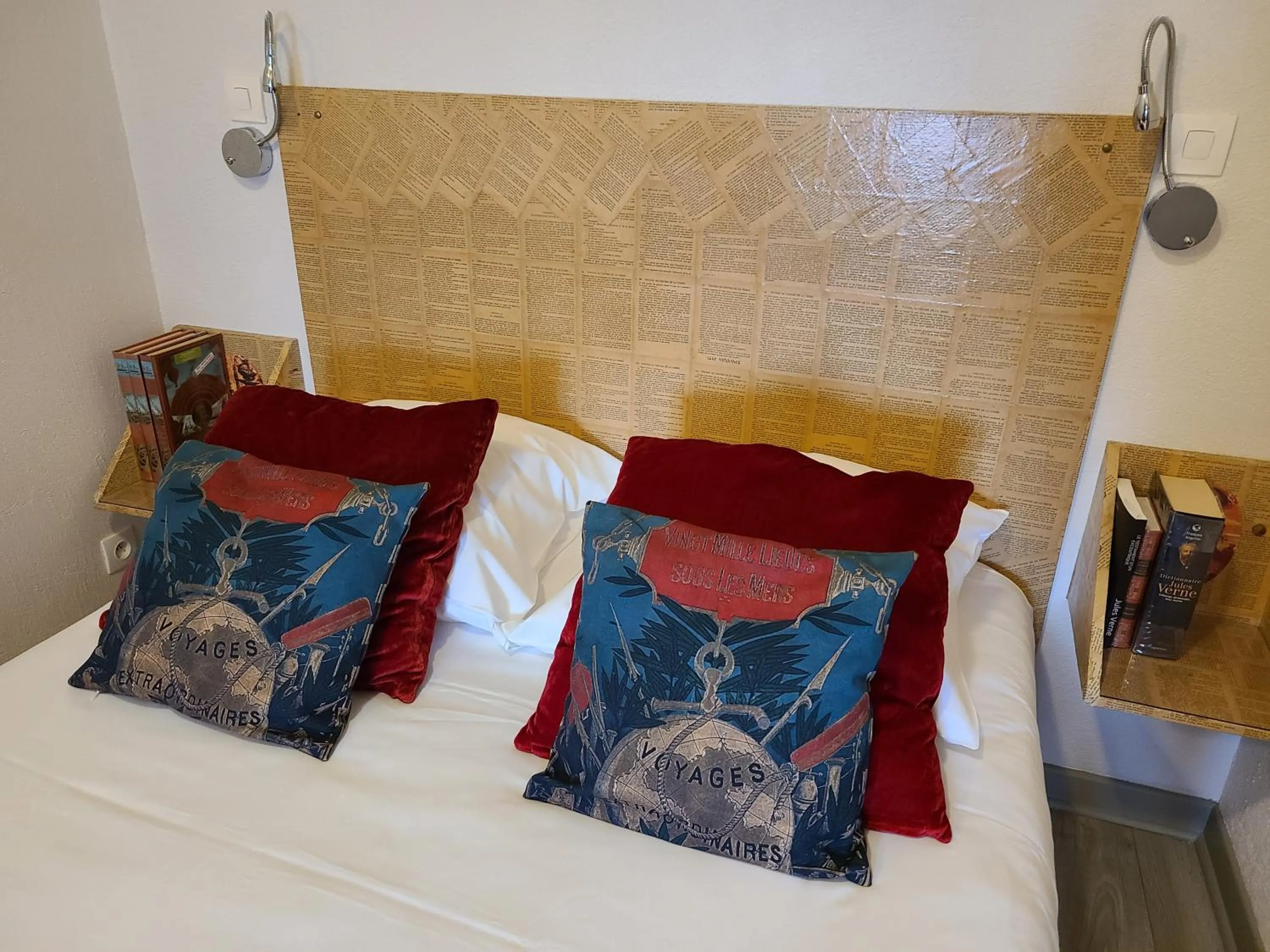 Decorative detail, Bed in Hôtel Mille et une Feuilles