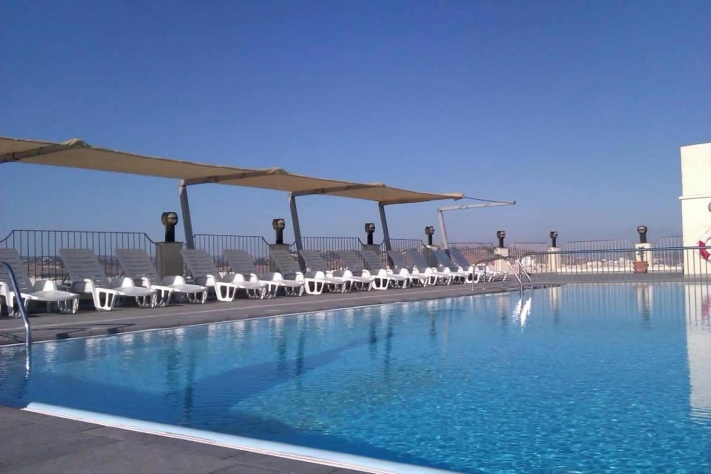 Swimming pool in Hotel Santana