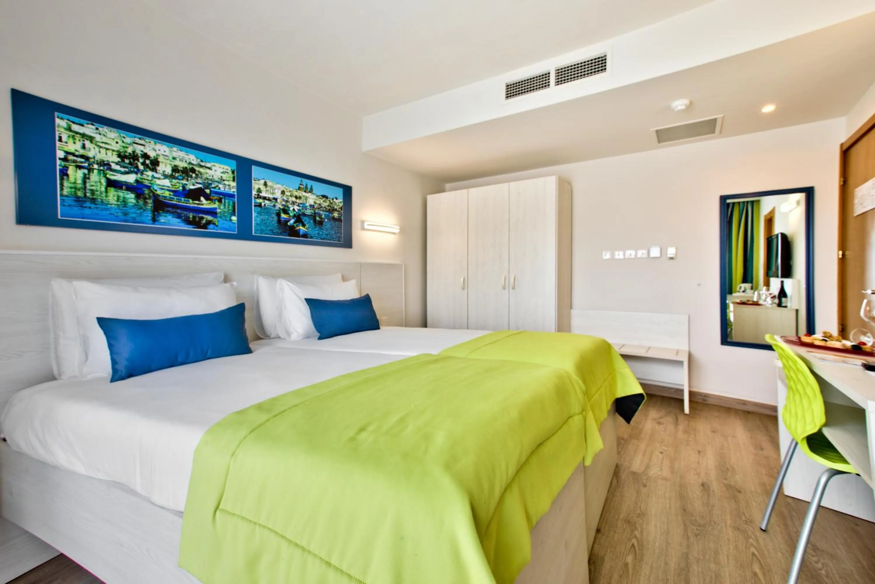 Property building, Bed in Hotel Santana